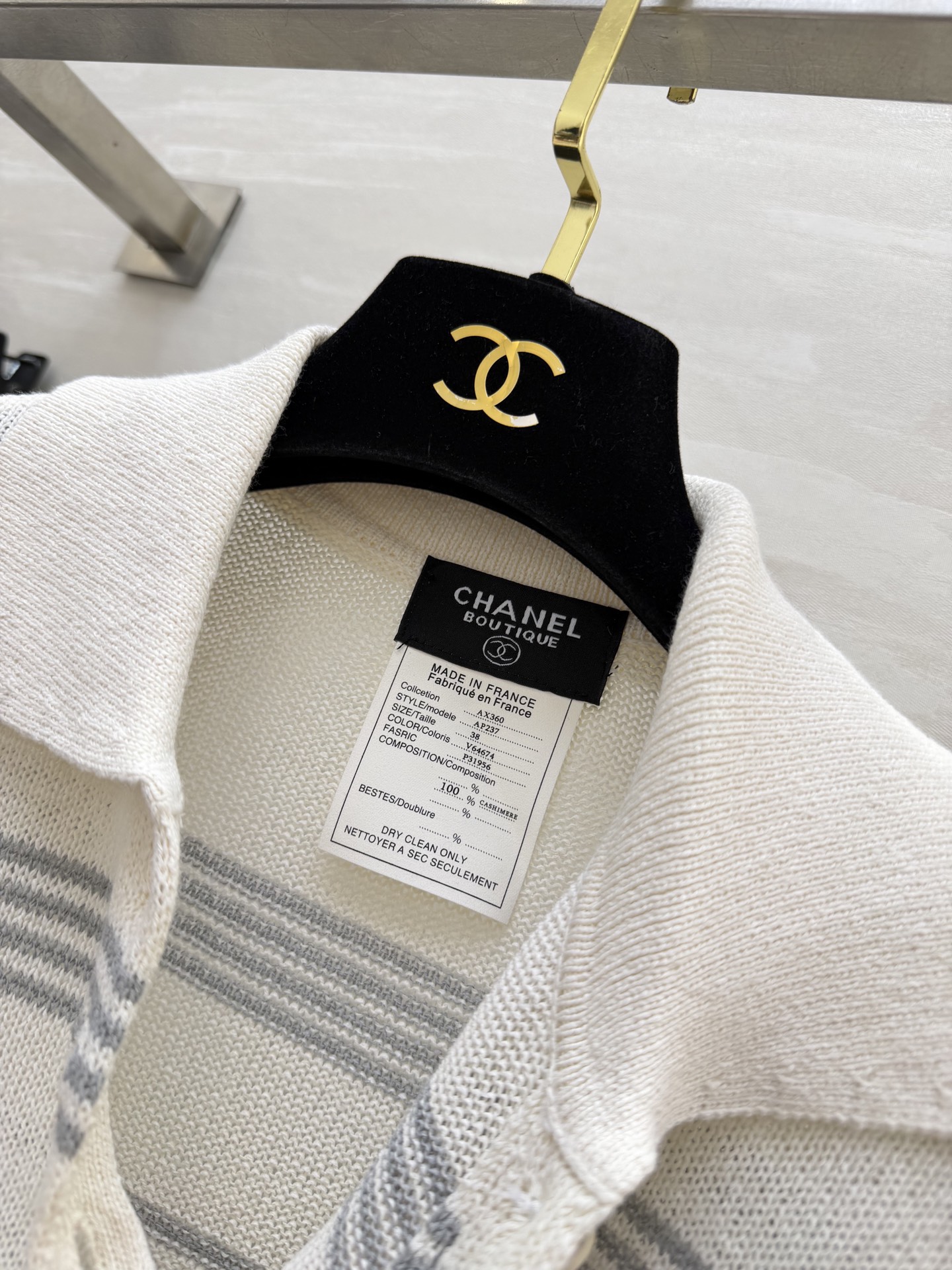 #Chane♡²⁶中古风条纹Polo针织衫✨ 经典翻领+撞色条纹设计 金银丝混纺面料自带细闪光泽 水钻双