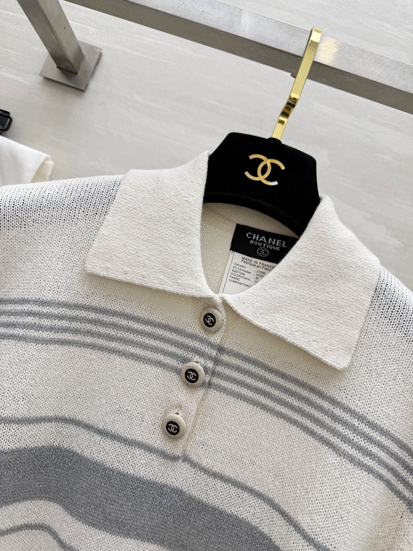 #Chane♡²⁶中古风条纹Polo针织衫✨ 经典翻领+撞色条纹设计 金银丝混纺面料自带细闪光泽 水钻双