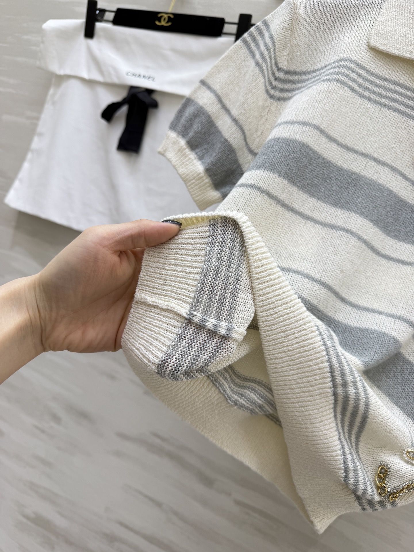 #Chane♡²⁶中古风条纹Polo针织衫✨ 经典翻领+撞色条纹设计 金银丝混纺面料自带细闪光泽 水钻双