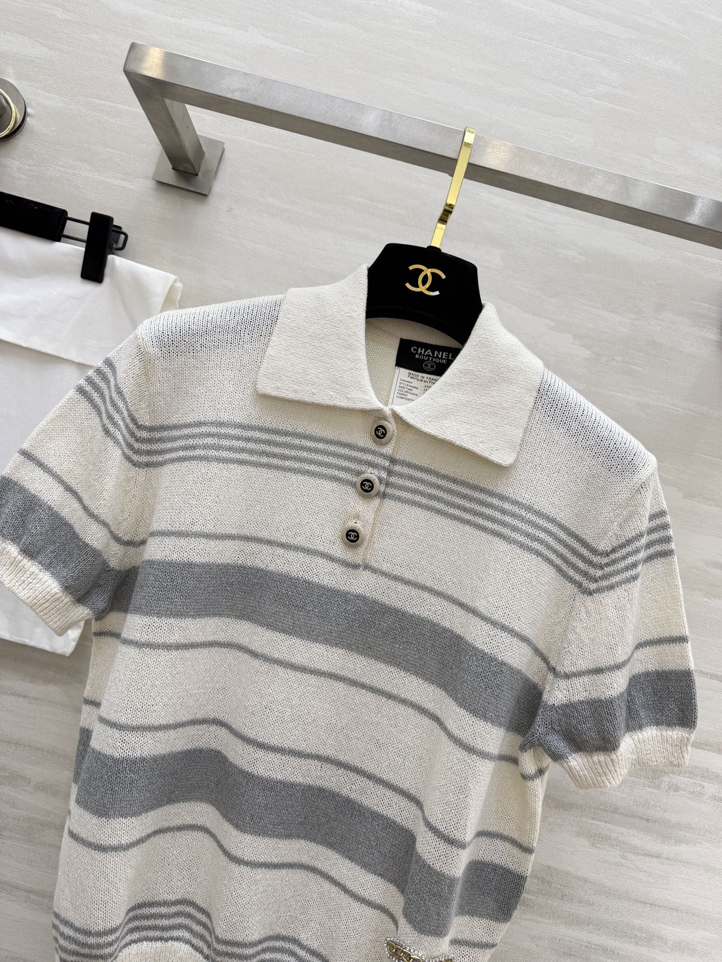 #Chane♡²⁶中古风条纹Polo针织衫✨ 经典翻领+撞色条纹设计 金银丝混纺面料自带细闪光泽 水钻双