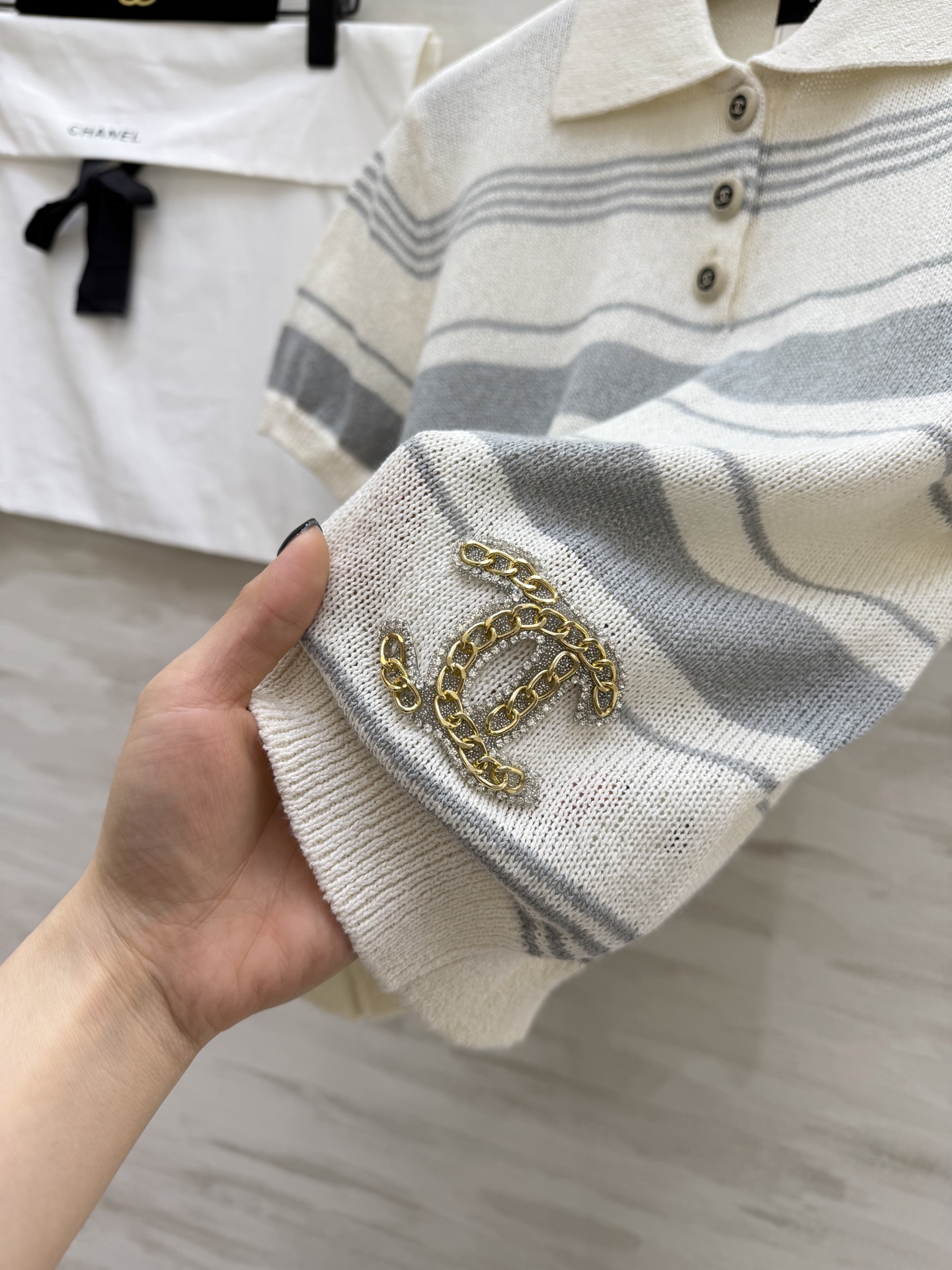 #Chane♡²⁶中古风条纹Polo针织衫✨ 经典翻领+撞色条纹设计 金银丝混纺面料自带细闪光泽 水钻双