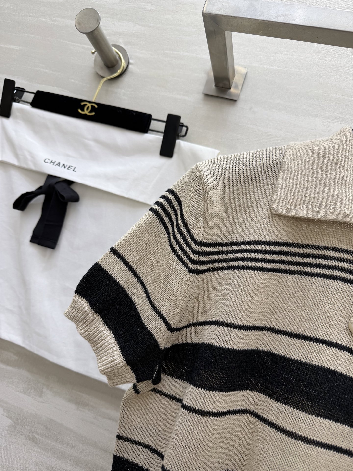 #Chane♡²⁶中古风条纹Polo针织衫✨ 经典翻领+撞色条纹设计 金银丝混纺面料自带细闪光泽 水钻双