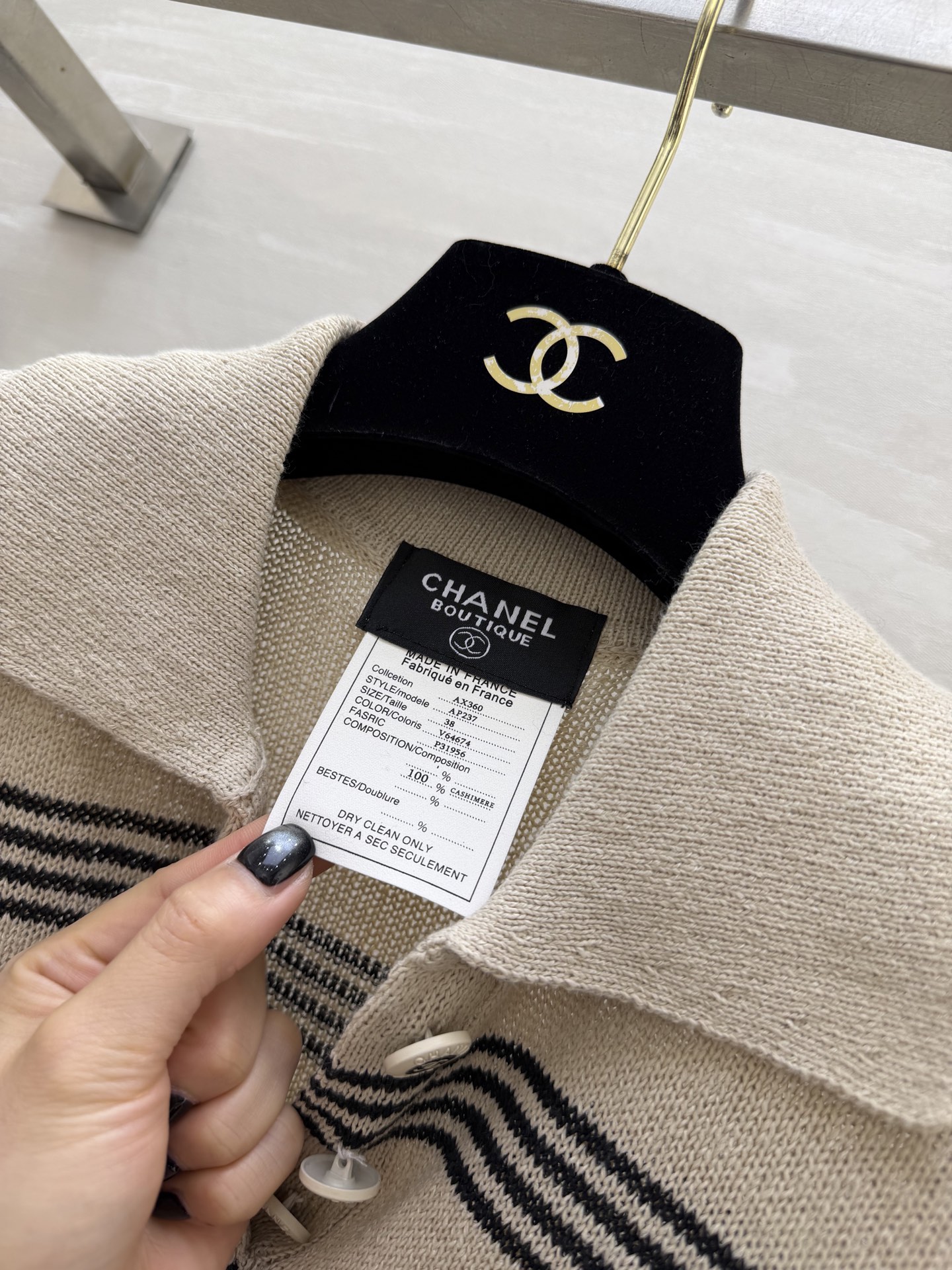 #Chane♡²⁶中古风条纹Polo针织衫✨ 经典翻领+撞色条纹设计 金银丝混纺面料自带细闪光泽 水钻双