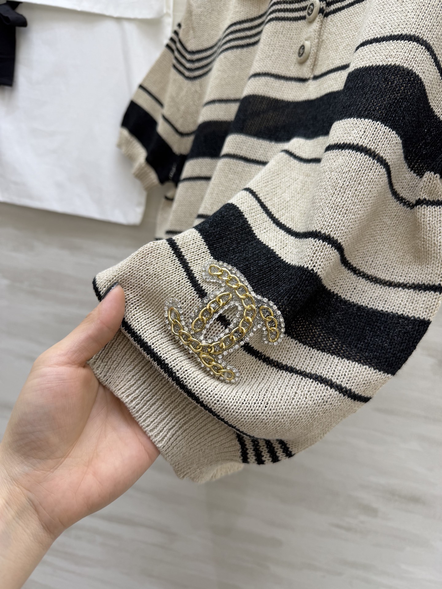 #Chane♡²⁶中古风条纹Polo针织衫✨ 经典翻领+撞色条纹设计 金银丝混纺面料自带细闪光泽 水钻双