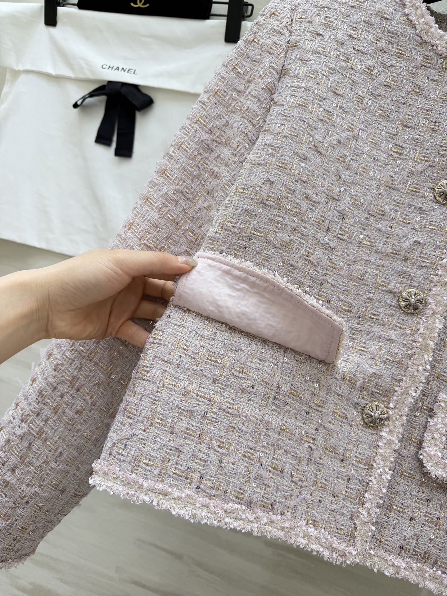 #Chane♡²⁶温柔千金风 亮片编织花呢外套 ✨ 把温柔与精致焊在身上 浅粉粗花呢自带柔光滤镜 毛边剪