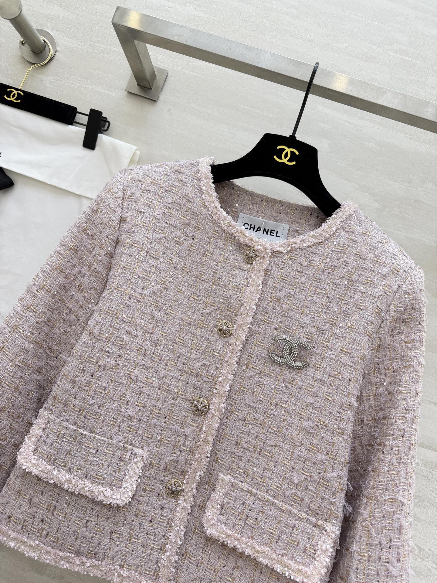 #Chane♡²⁶温柔千金风 亮片编织花呢外套 ✨ 把温柔与精致焊在身上 浅粉粗花呢自带柔光滤镜 毛边剪