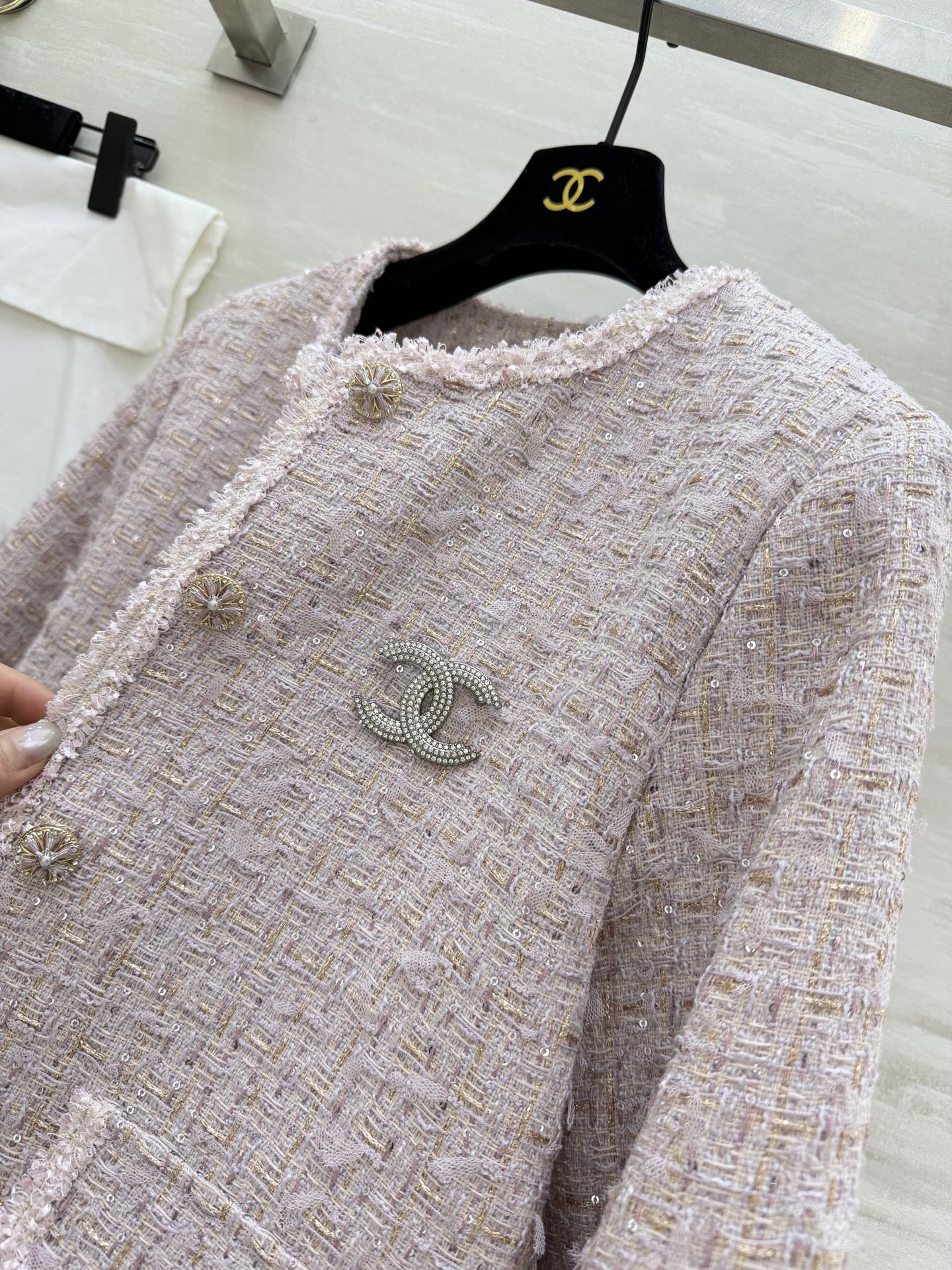 #Chane♡²⁶温柔千金风 亮片编织花呢外套 ✨ 把温柔与精致焊在身上 浅粉粗花呢自带柔光滤镜 毛边剪