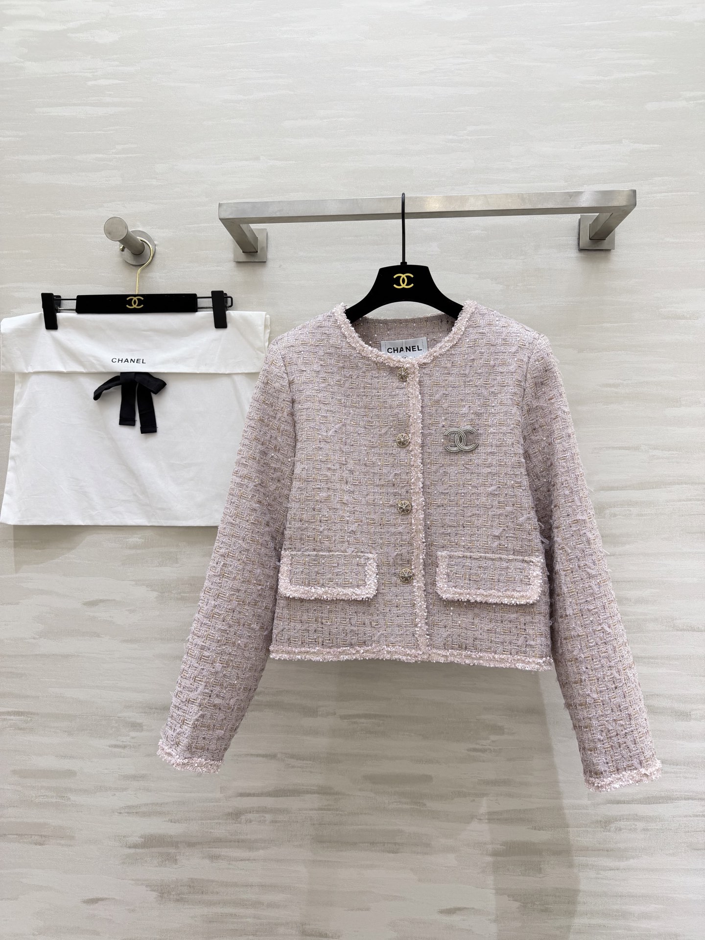 #Chane♡²⁶温柔千金风 亮片编织花呢外套 ✨ 把温柔与精致焊在身上 浅粉粗花呢自带柔光滤镜 毛边剪