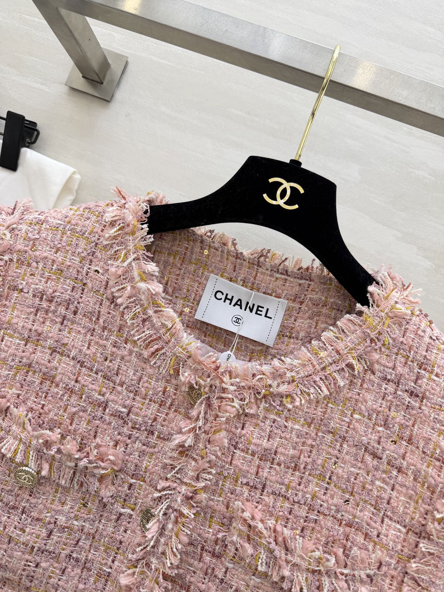 #Chane♡²⁶温柔千金风马甲外套 粉调粗花呢混着金丝细闪 毛边剪裁随性又显贵 经典圆领+多口袋设计 