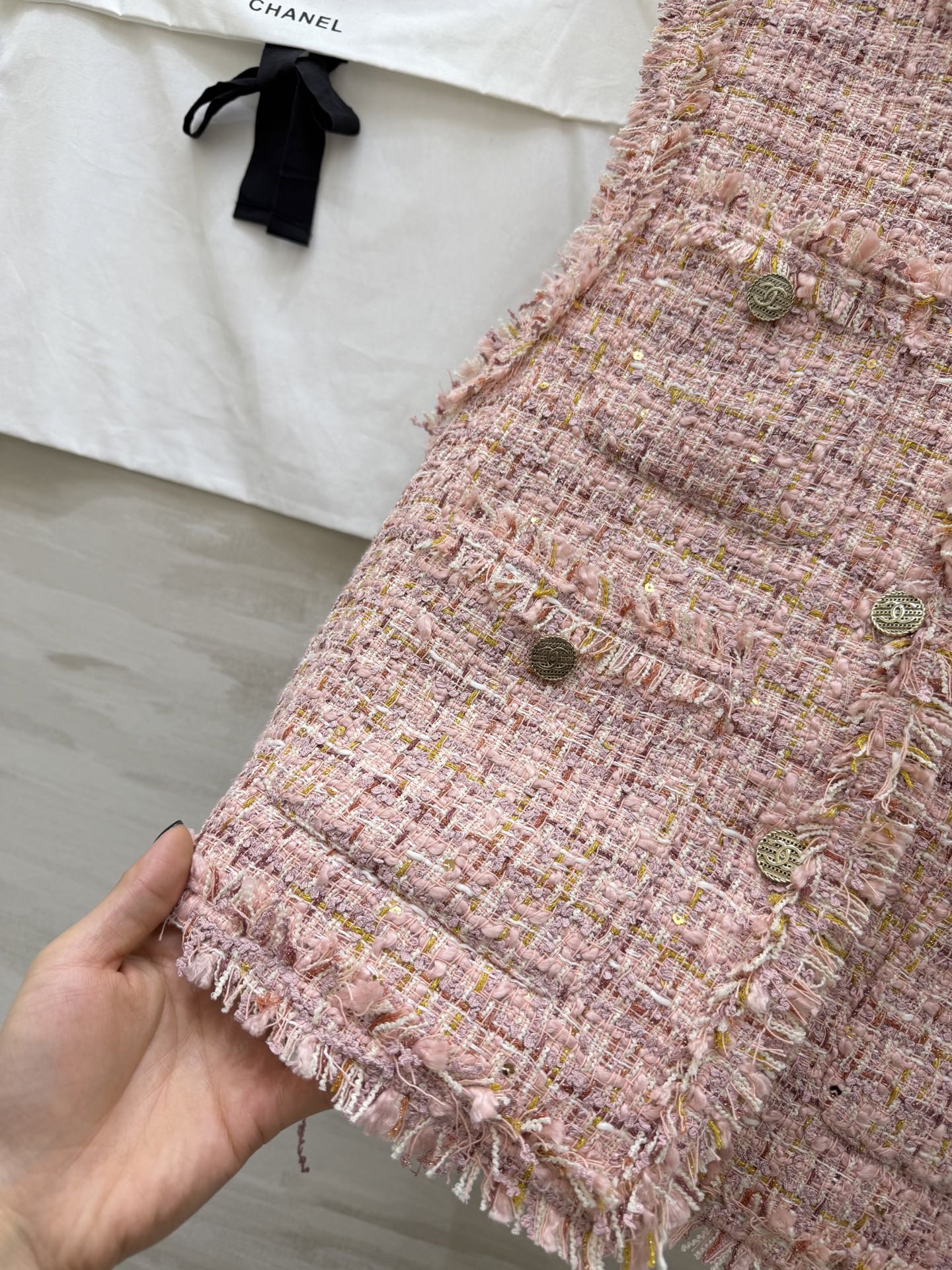 #Chane♡²⁶温柔千金风马甲外套 粉调粗花呢混着金丝细闪 毛边剪裁随性又显贵 经典圆领+多口袋设计 