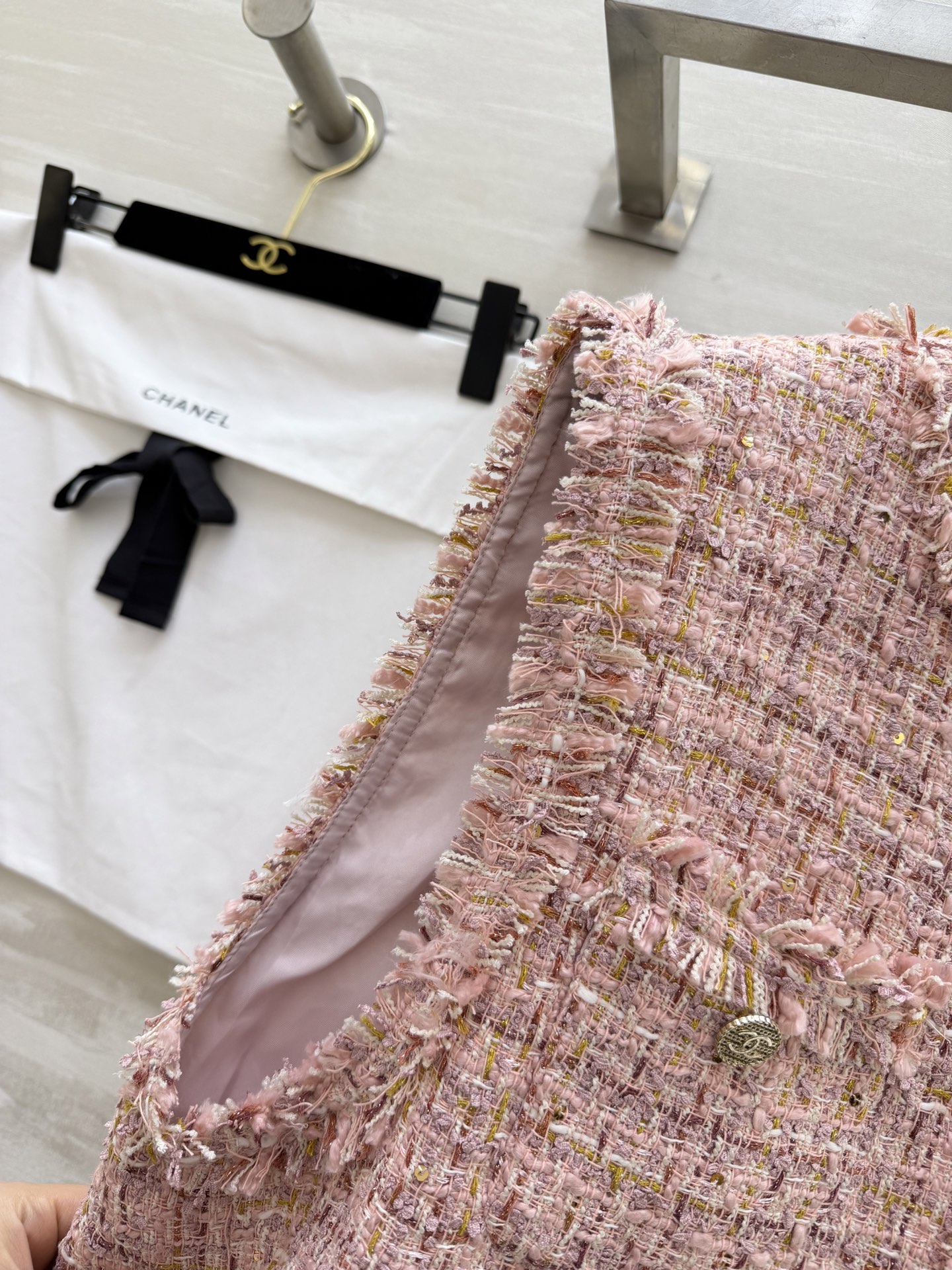 #Chane♡²⁶温柔千金风马甲外套 粉调粗花呢混着金丝细闪 毛边剪裁随性又显贵 经典圆领+多口袋设计 