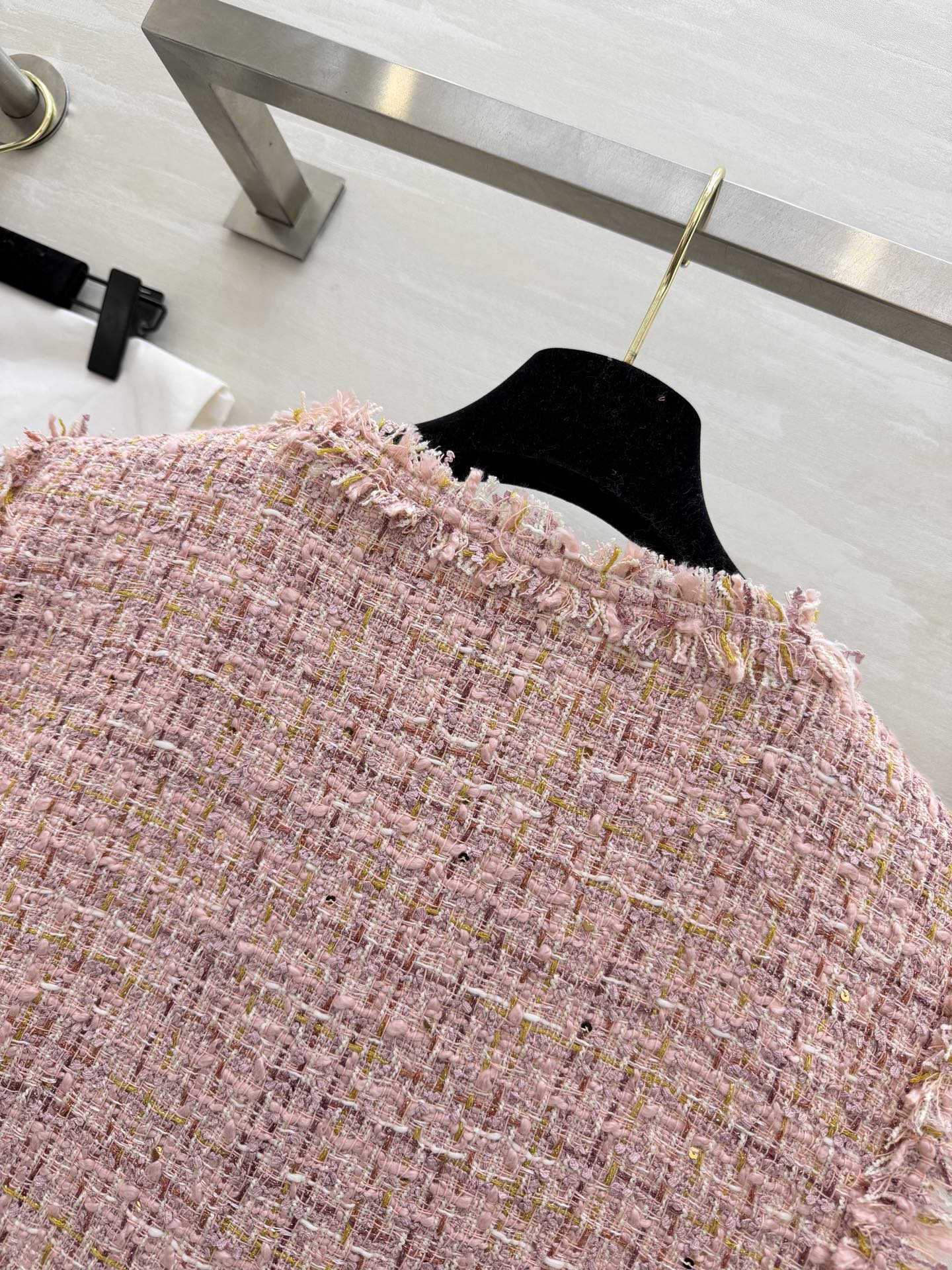 #Chane♡²⁶温柔千金风马甲外套 粉调粗花呢混着金丝细闪 毛边剪裁随性又显贵 经典圆领+多口袋设计 