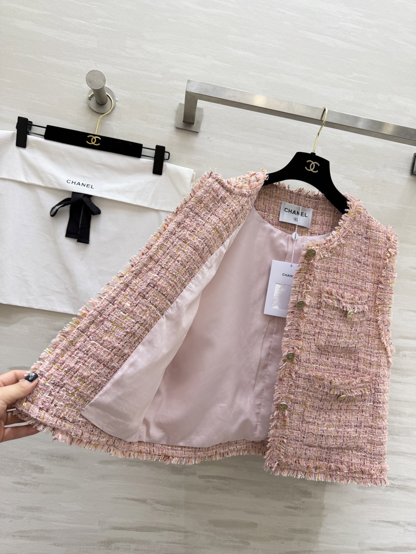 #Chane♡²⁶温柔千金风马甲外套 粉调粗花呢混着金丝细闪 毛边剪裁随性又显贵 经典圆领+多口袋设计 