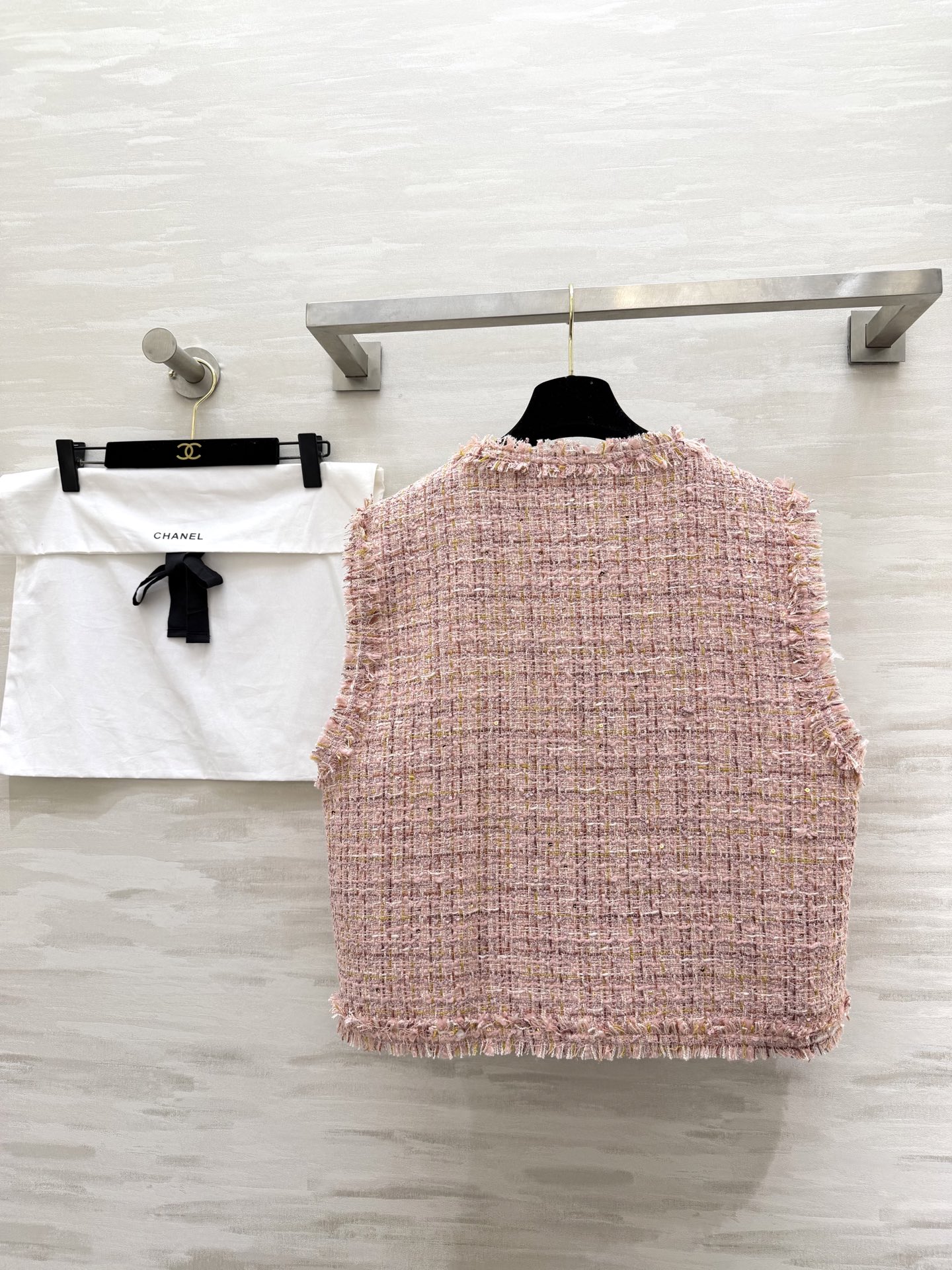 #Chane♡²⁶温柔千金风马甲外套 粉调粗花呢混着金丝细闪 毛边剪裁随性又显贵 经典圆领+多口袋设计 