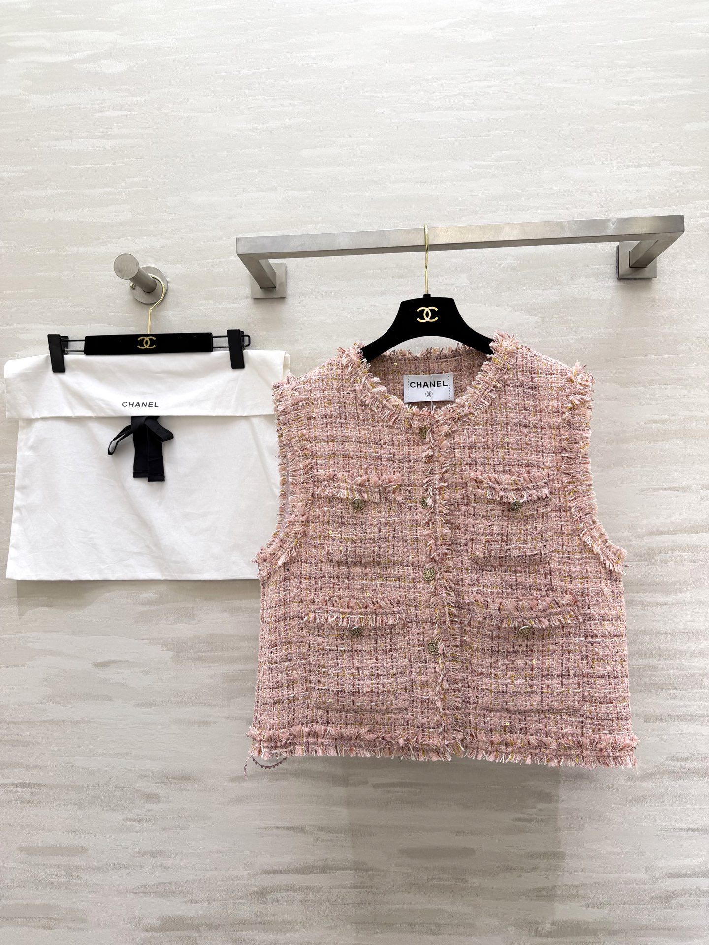 #Chane♡²⁶温柔千金风马甲外套 粉调粗花呢混着金丝细闪 毛边剪裁随性又显贵 经典圆领+多口袋设计 