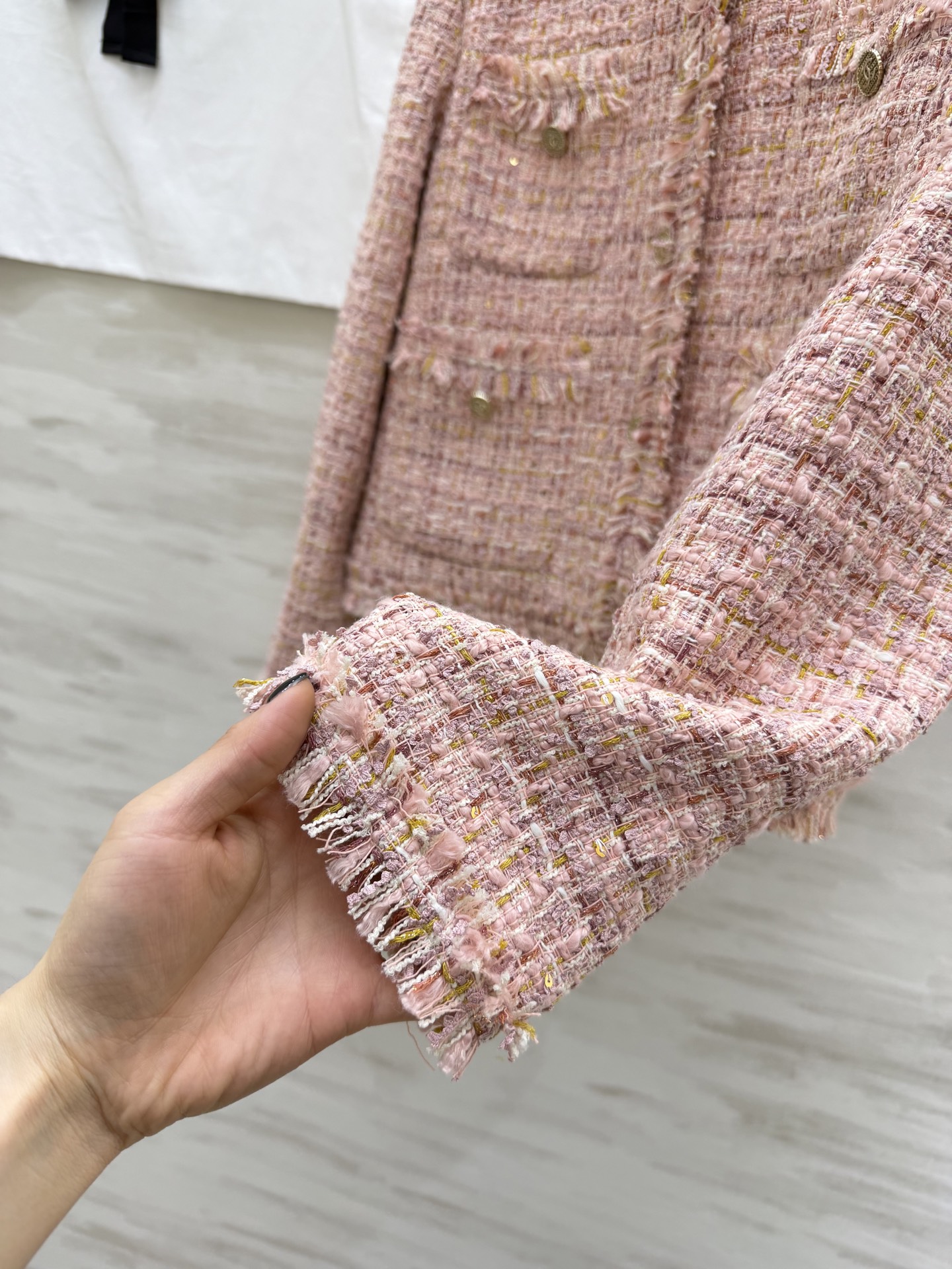 #Chane♡²⁶温柔千金风外套 粉调粗花呢混着金丝细闪 毛边剪裁随性又显贵 经典圆领+多口袋设计 金属