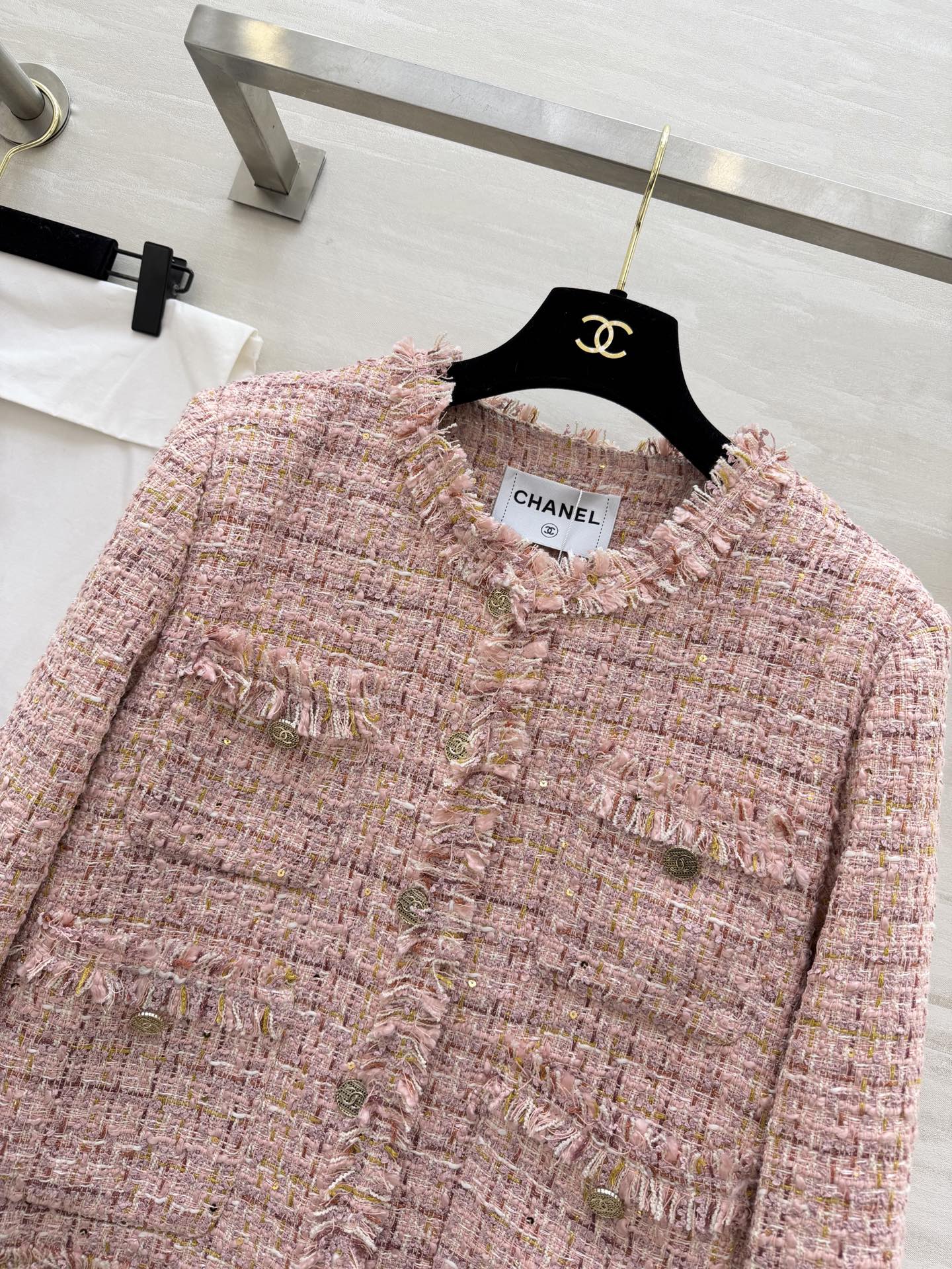 #Chane♡²⁶温柔千金风外套 粉调粗花呢混着金丝细闪 毛边剪裁随性又显贵 经典圆领+多口袋设计 金属