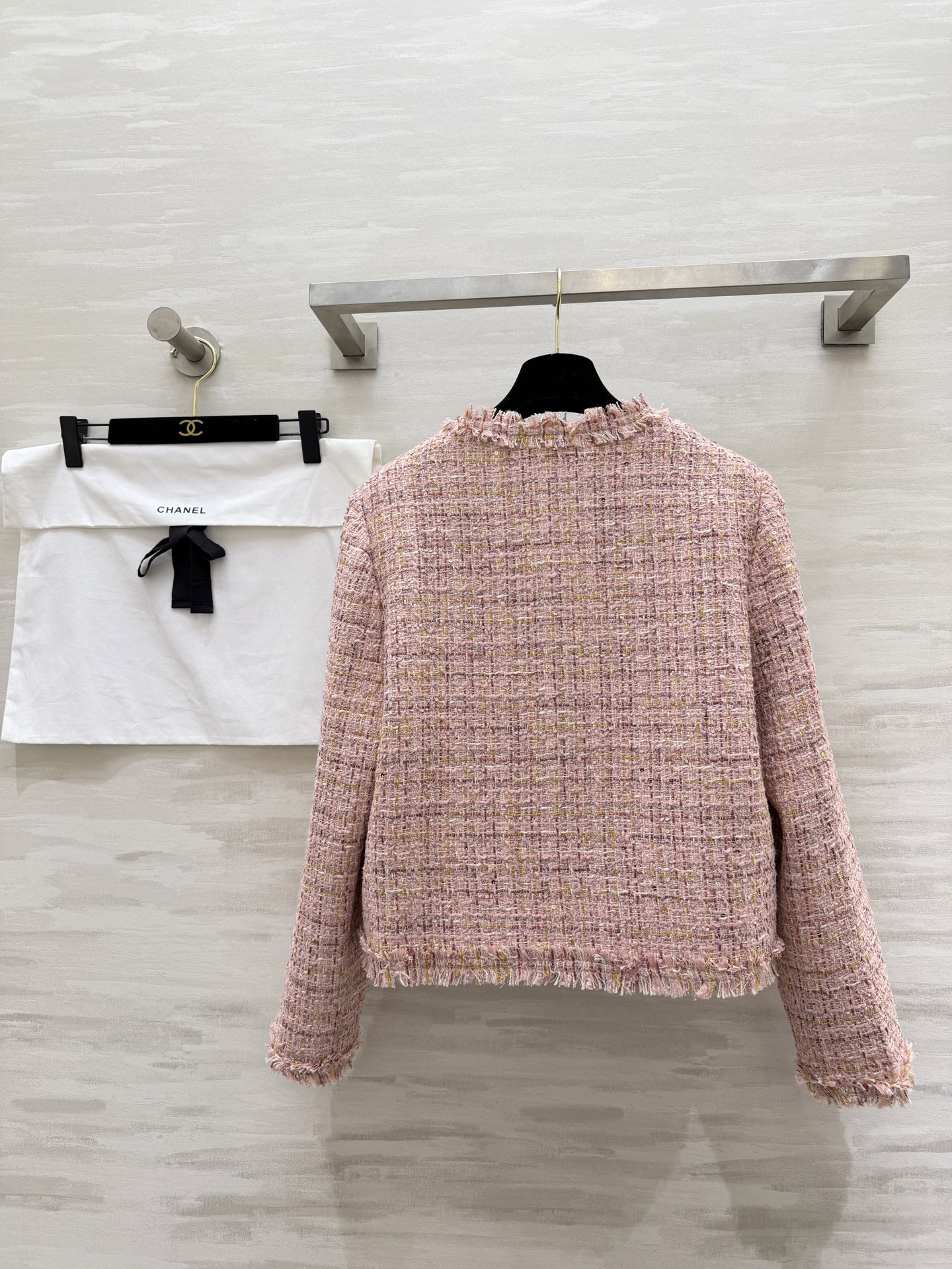 #Chane♡²⁶温柔千金风外套 粉调粗花呢混着金丝细闪 毛边剪裁随性又显贵 经典圆领+多口袋设计 金属