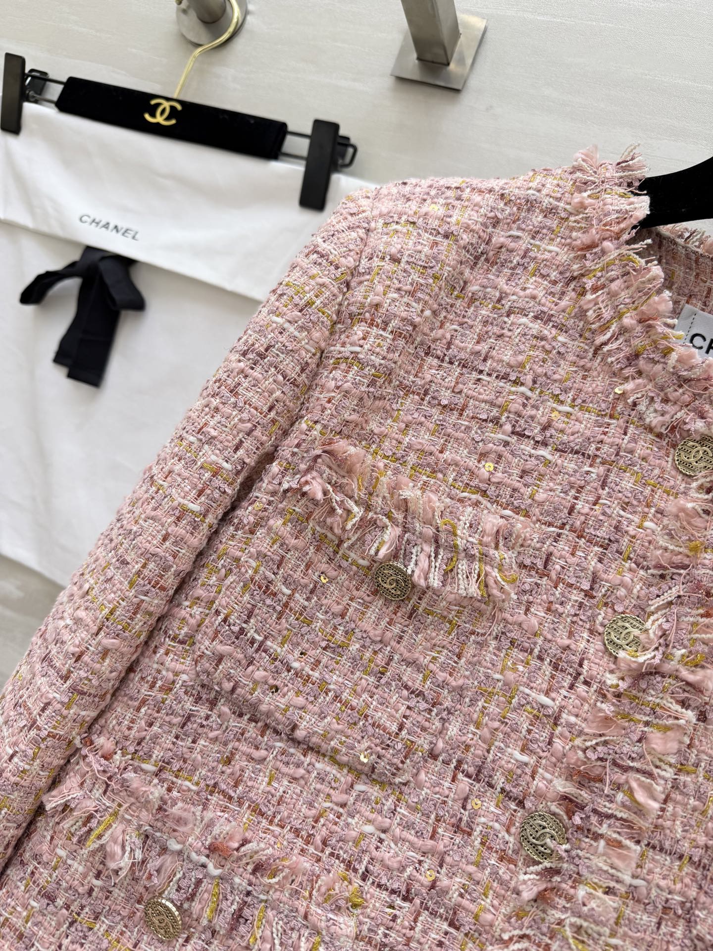 #Chane♡²⁶温柔千金风外套 粉调粗花呢混着金丝细闪 毛边剪裁随性又显贵 经典圆领+多口袋设计 金属