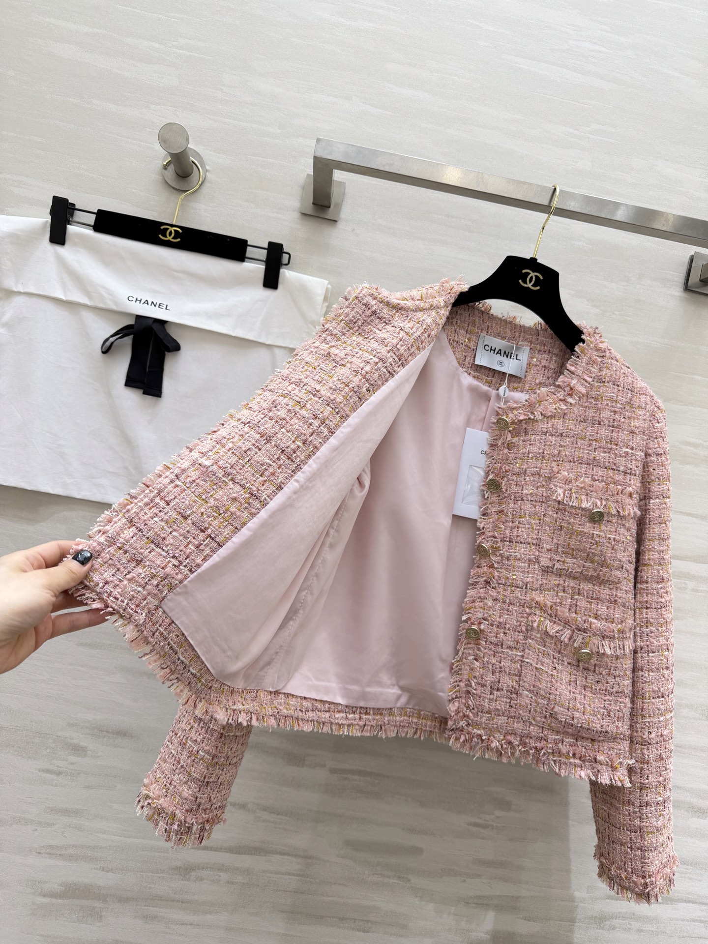 #Chane♡²⁶温柔千金风外套 粉调粗花呢混着金丝细闪 毛边剪裁随性又显贵 经典圆领+多口袋设计 金属