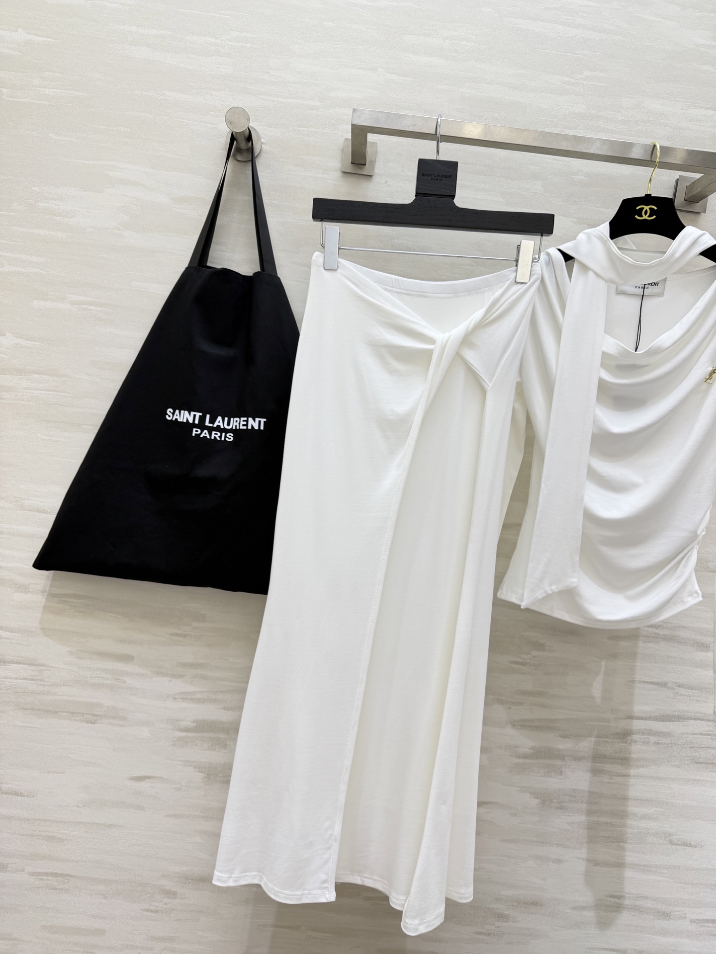 #ysl²⁶新款 清冷高级风 大女主套装裙 把温柔与清冷穿在身上 垂坠感天丝棉面料自带柔光滤镜 荡领+飘