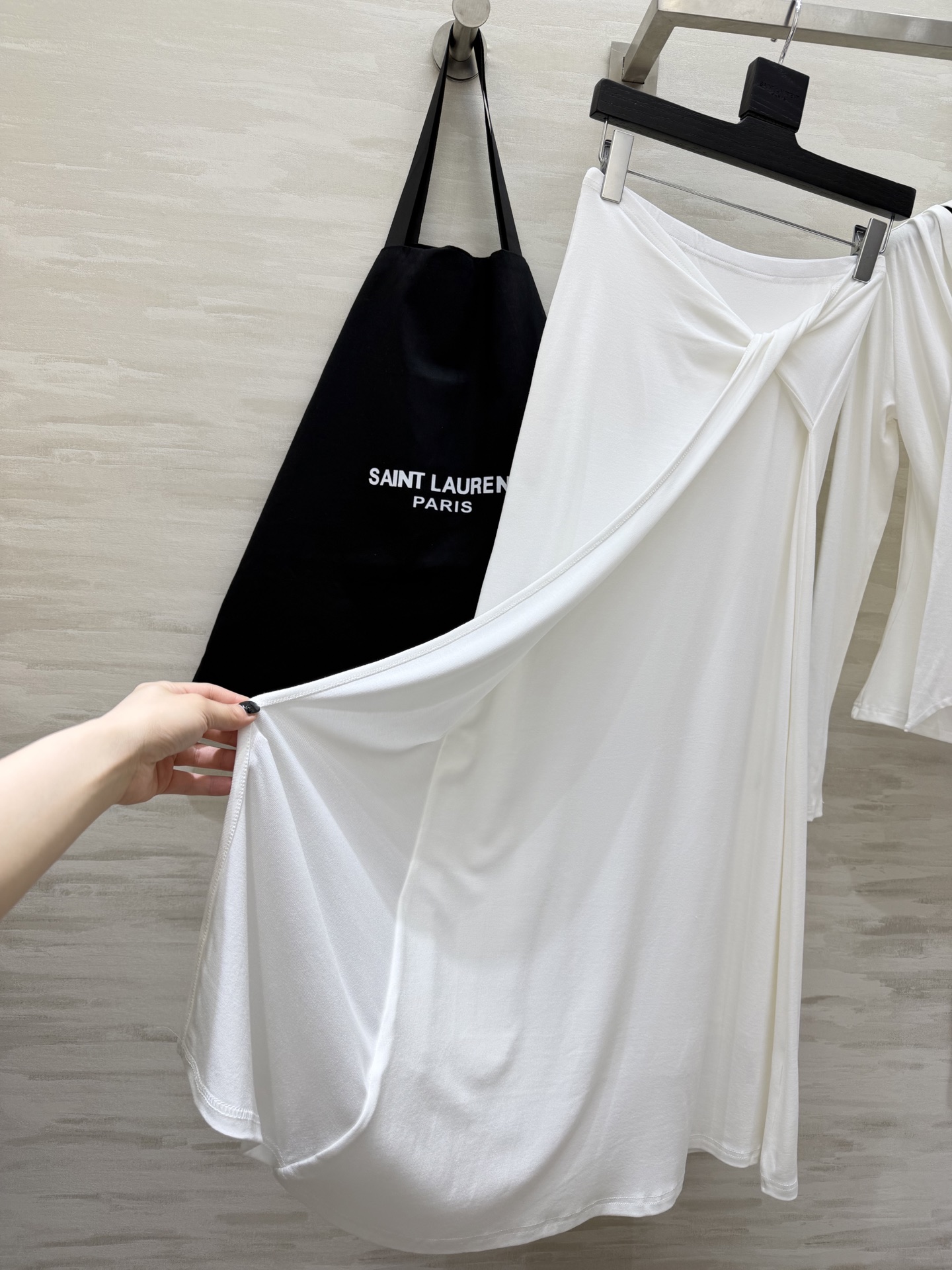 #ysl²⁶新款 清冷高级风 大女主套装裙 把温柔与清冷穿在身上 垂坠感天丝棉面料自带柔光滤镜 荡领+飘