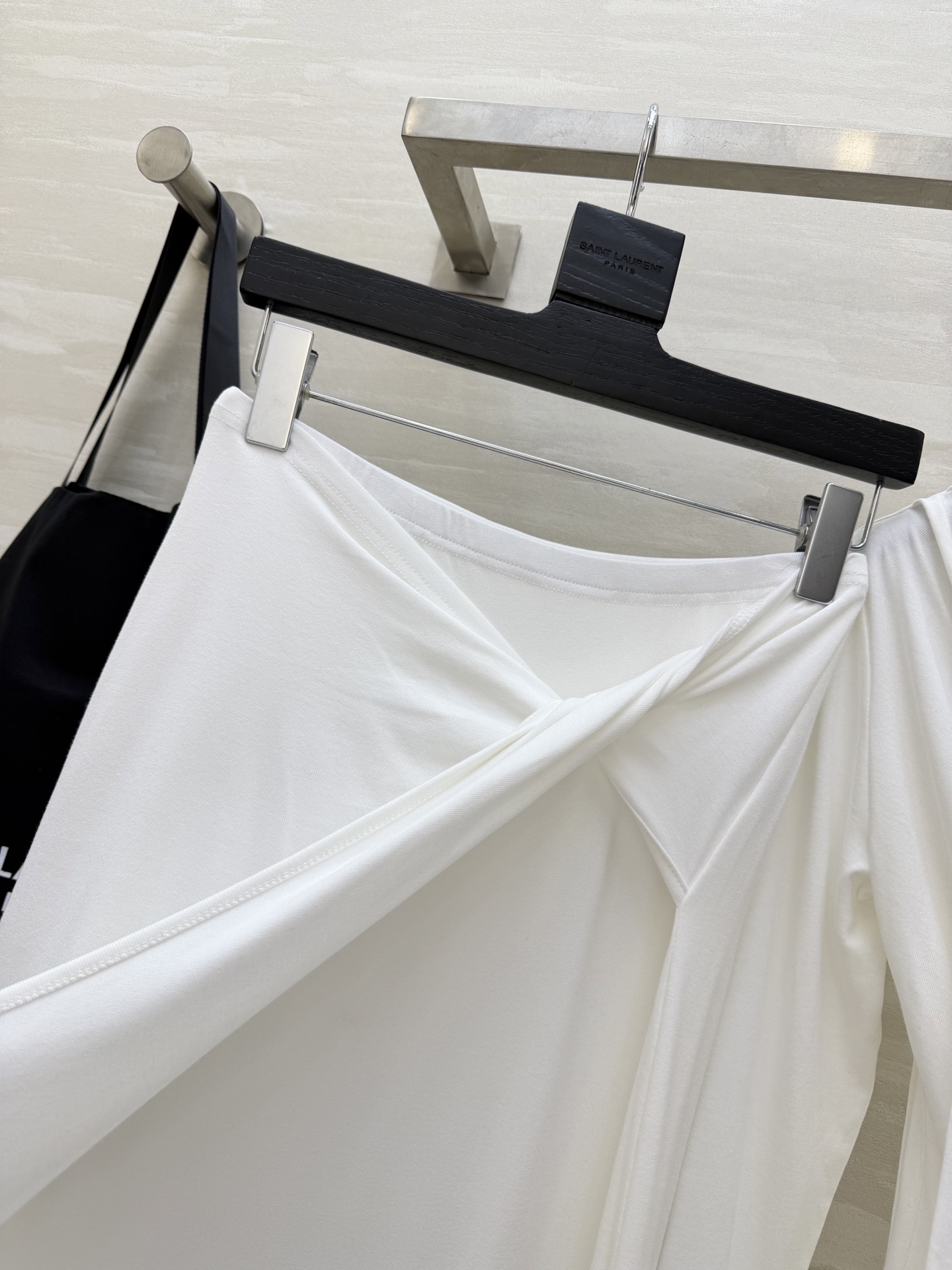 #ysl²⁶新款 清冷高级风 大女主套装裙 把温柔与清冷穿在身上 垂坠感天丝棉面料自带柔光滤镜 荡领+飘