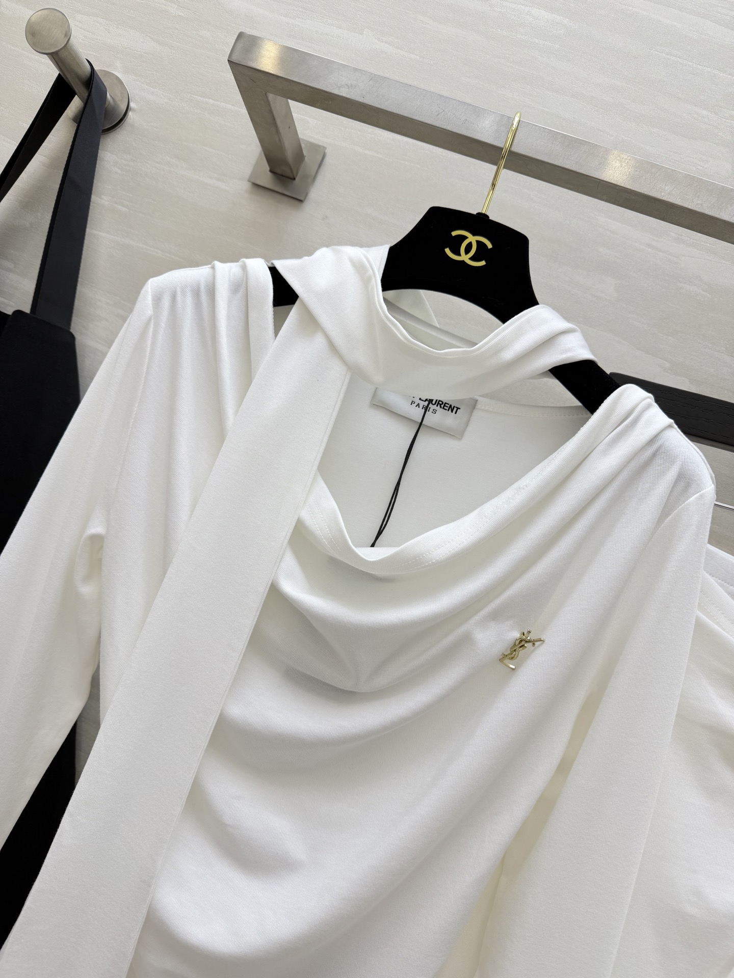 #ysl²⁶新款 清冷高级风 大女主套装裙 把温柔与清冷穿在身上 垂坠感天丝棉面料自带柔光滤镜 荡领+飘