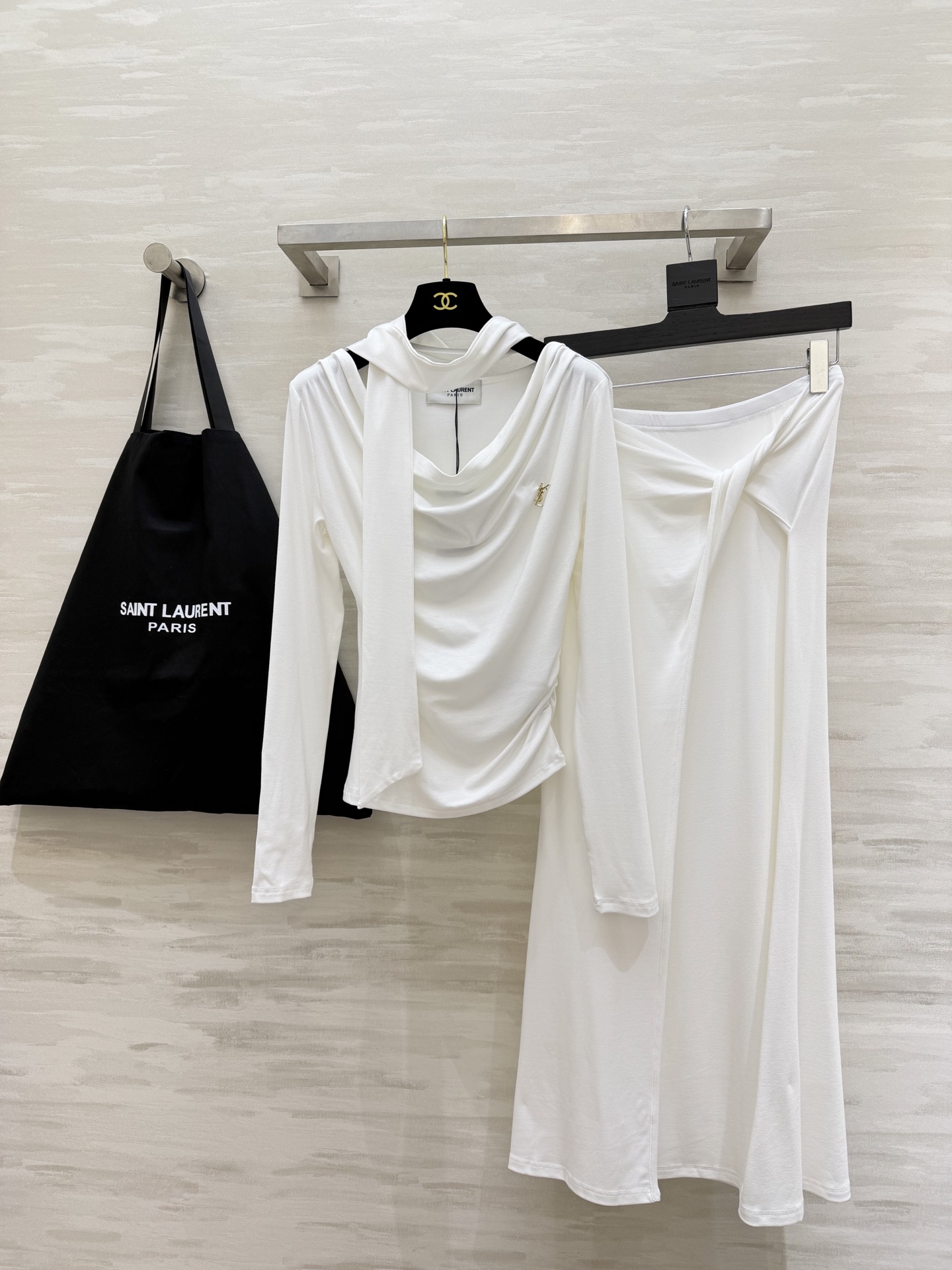 #ysl²⁶新款 清冷高级风 大女主套装裙 把温柔与清冷穿在身上 垂坠感天丝棉面料自带柔光滤镜 荡领+飘