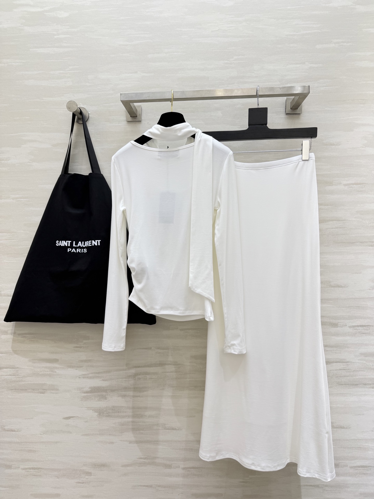 #ysl²⁶新款 清冷高级风 大女主套装裙 把温柔与清冷穿在身上 垂坠感天丝棉面料自带柔光滤镜 荡领+飘