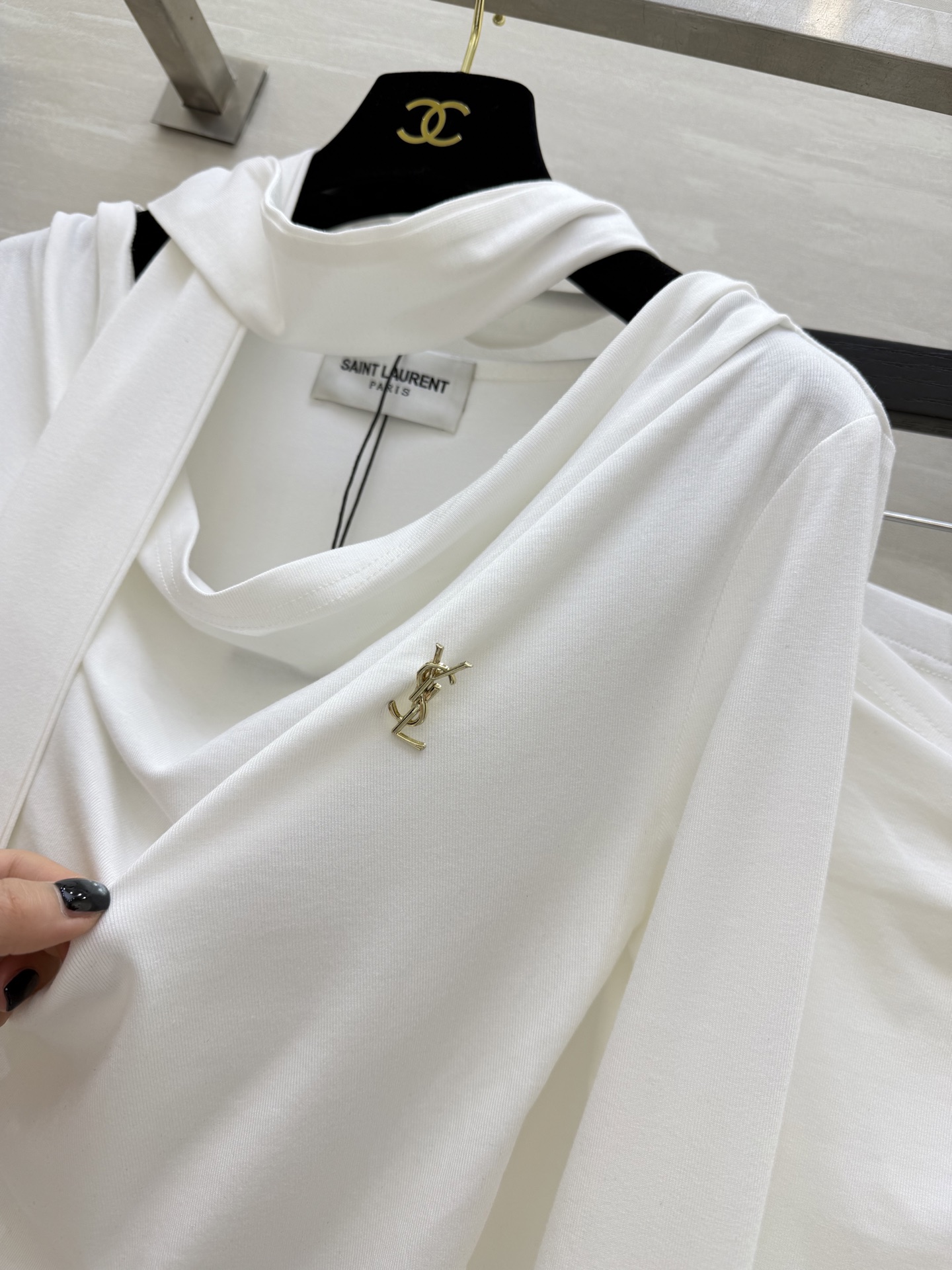 #ysl²⁶新款 清冷高级风 大女主套装裙 把温柔与清冷穿在身上 垂坠感天丝棉面料自带柔光滤镜 荡领+飘