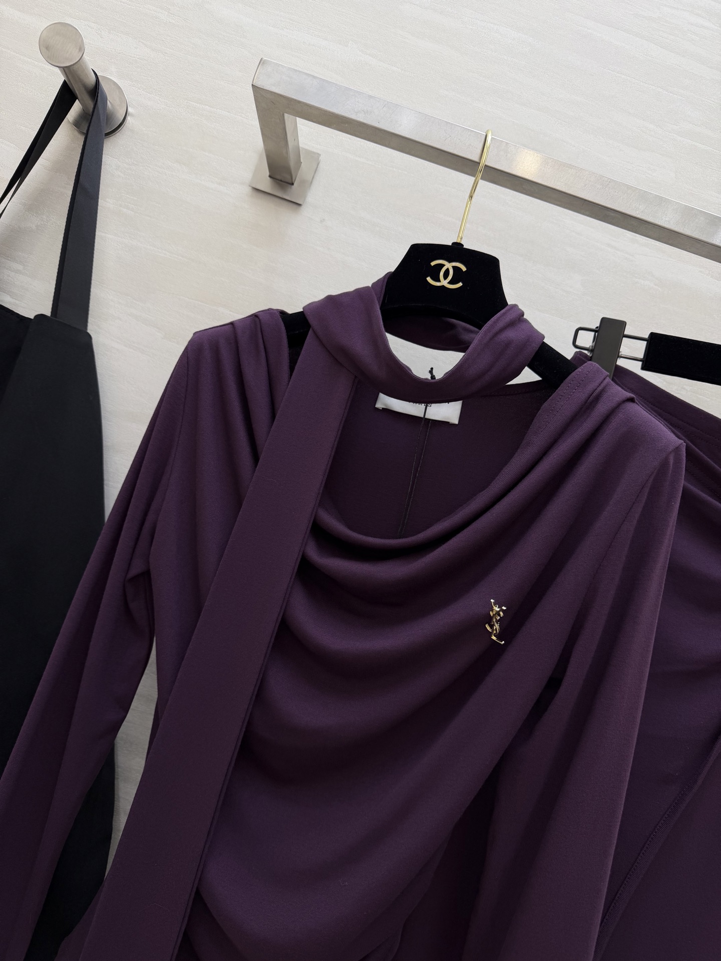 #ysl²⁶新款 清冷高级风 大女主套装裙 把温柔与清冷穿在身上 垂坠感天丝棉面料自带柔光滤镜 荡领+飘