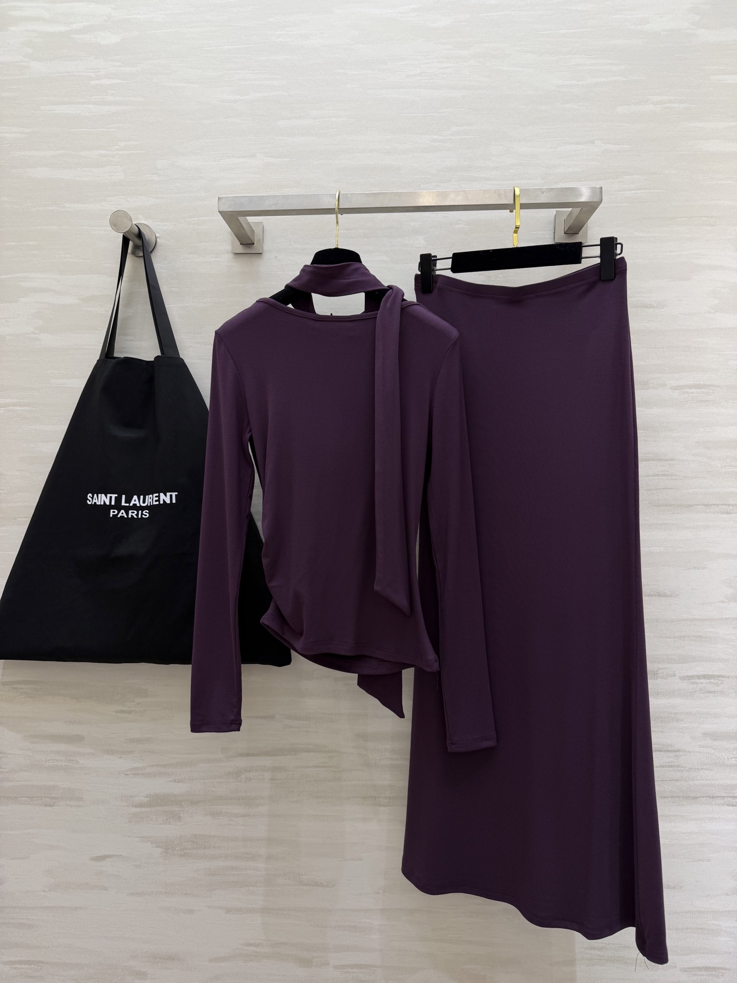 #ysl²⁶新款 清冷高级风 大女主套装裙 把温柔与清冷穿在身上 垂坠感天丝棉面料自带柔光滤镜 荡领+飘