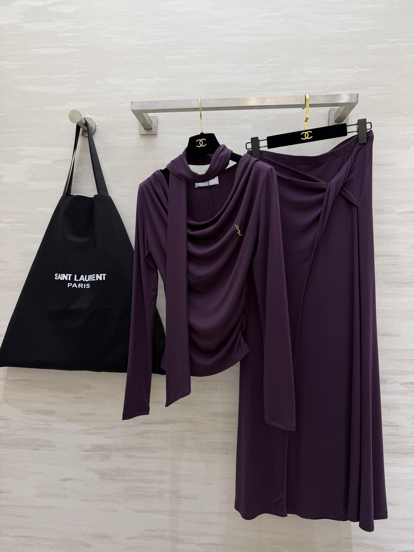 #ysl²⁶新款 清冷高级风 大女主套装裙 把温柔与清冷穿在身上 垂坠感天丝棉面料自带柔光滤镜 荡领+飘