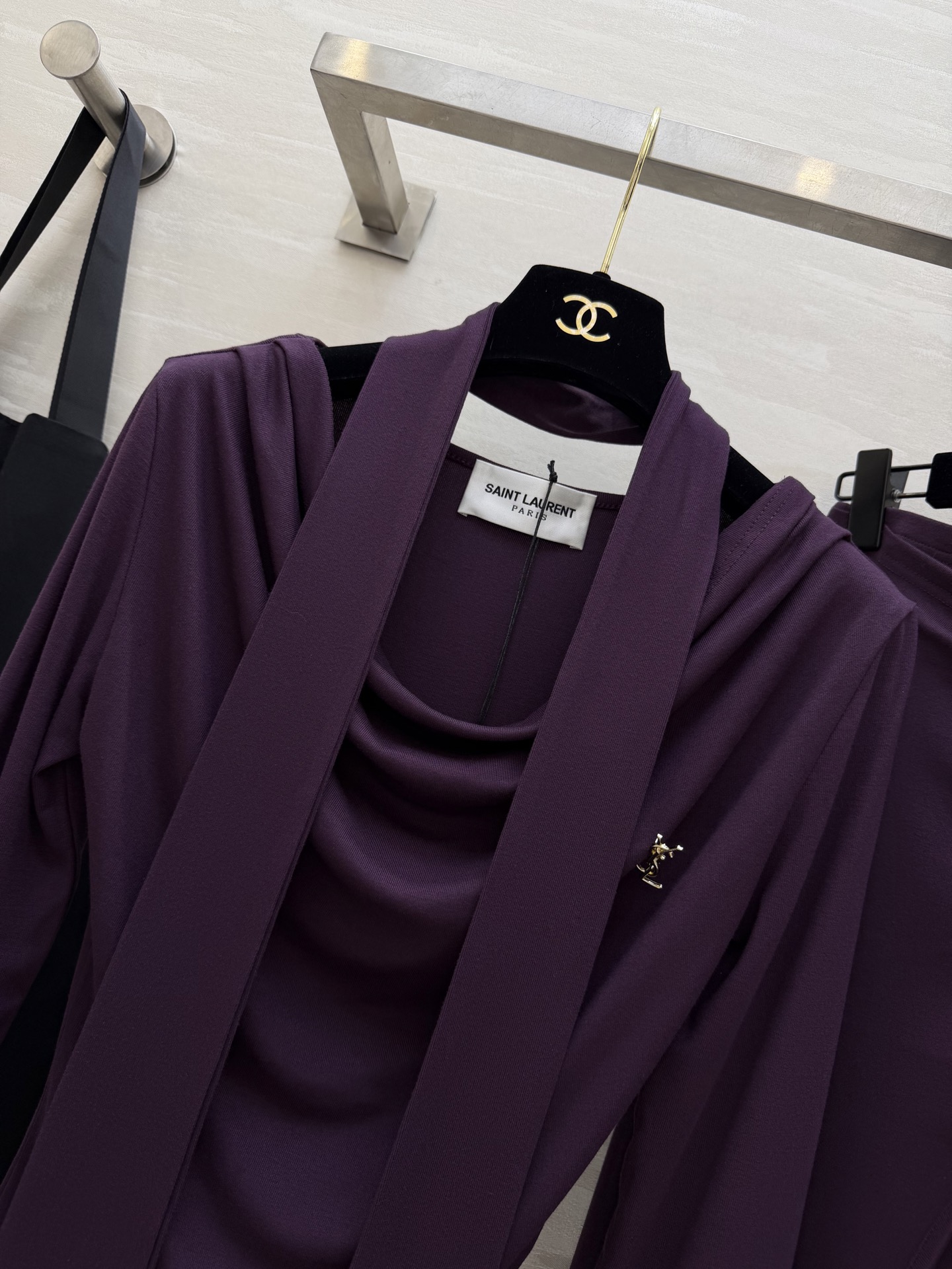 #ysl²⁶新款 清冷高级风 大女主套装裙 把温柔与清冷穿在身上 垂坠感天丝棉面料自带柔光滤镜 荡领+飘