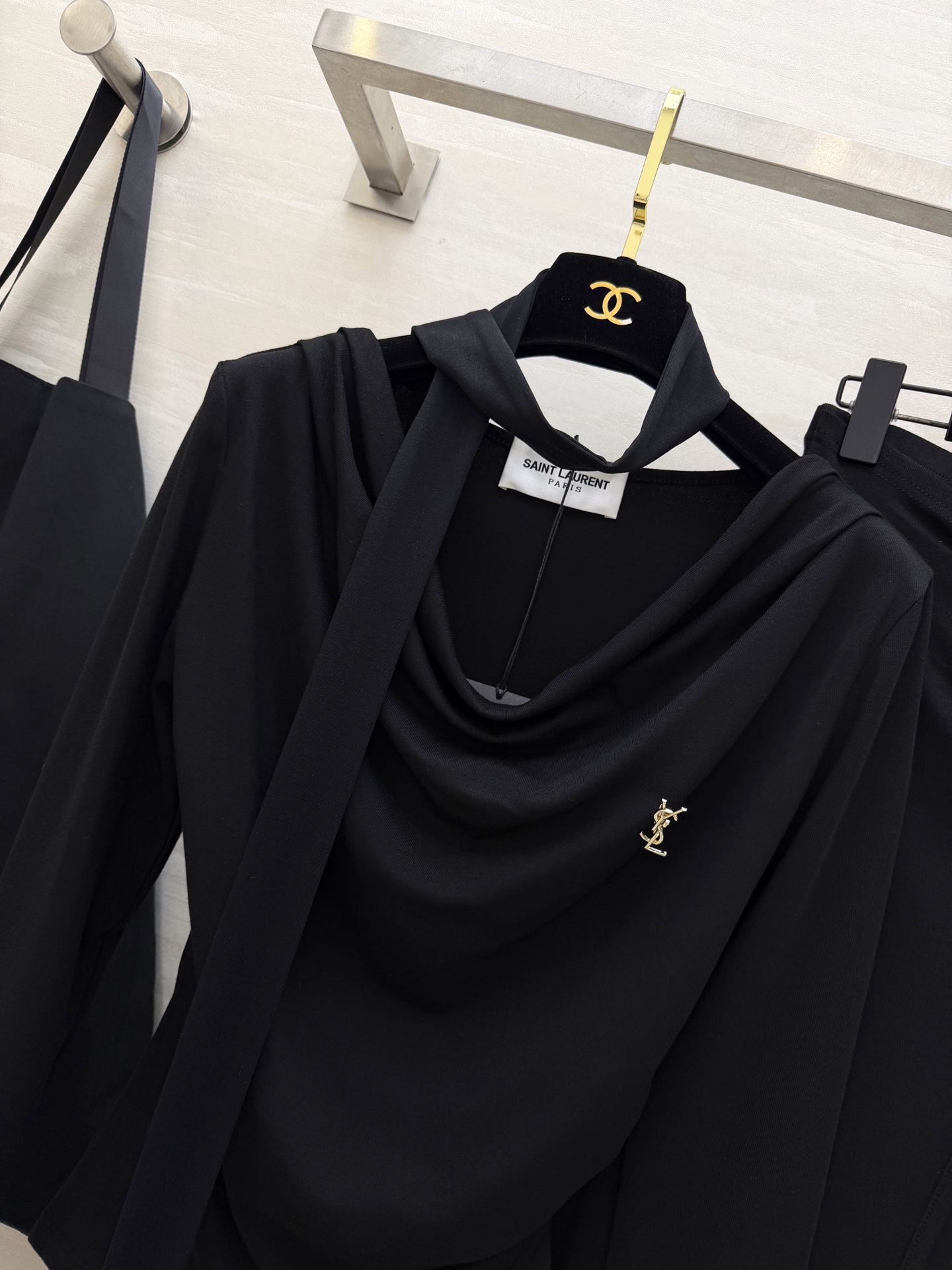 #ysl²⁶新款 清冷高级风 大女主套装裙 把温柔与清冷穿在身上 垂坠感天丝棉面料自带柔光滤镜 荡领+飘