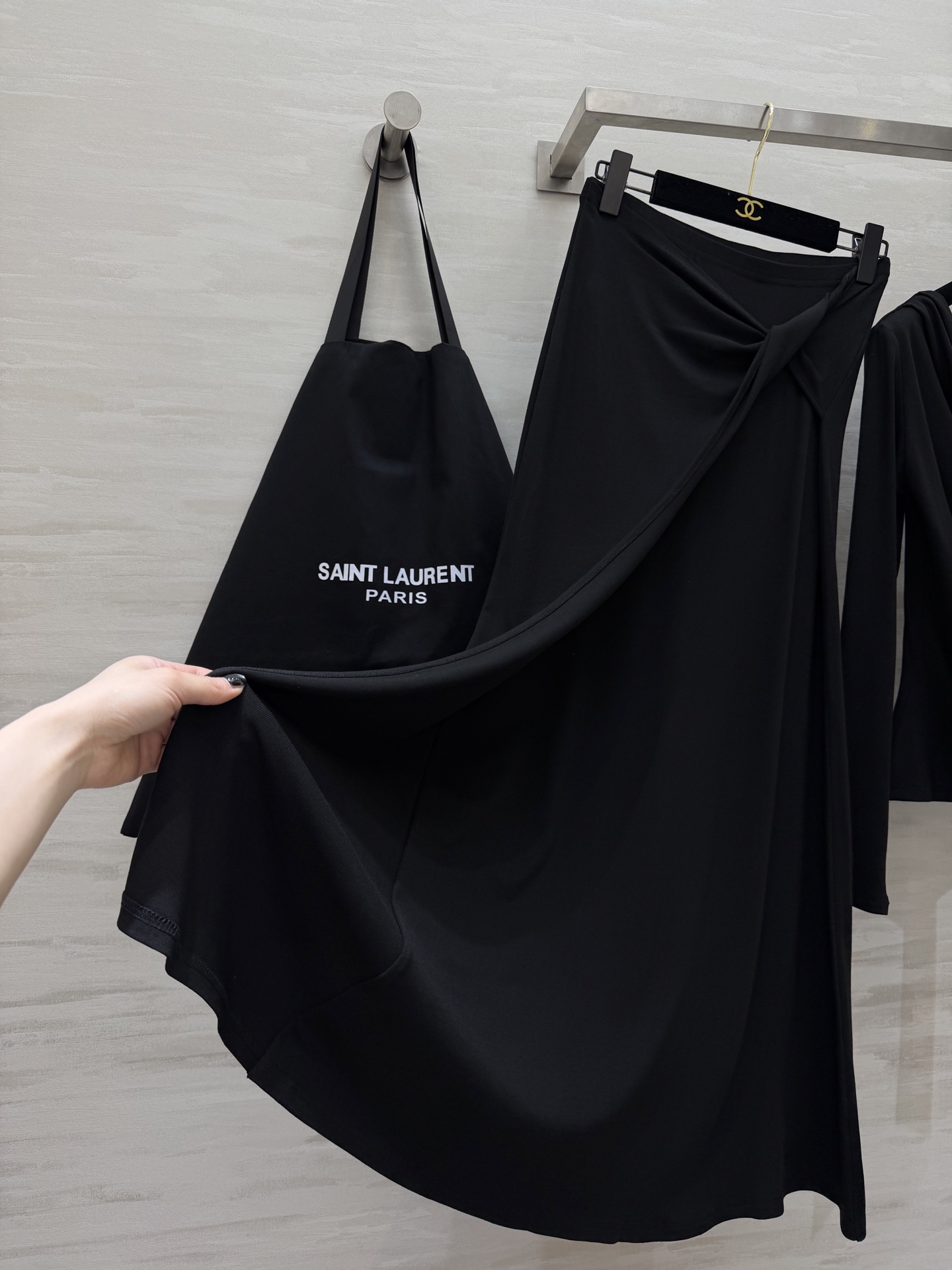 #ysl²⁶新款 清冷高级风 大女主套装裙 把温柔与清冷穿在身上 垂坠感天丝棉面料自带柔光滤镜 荡领+飘