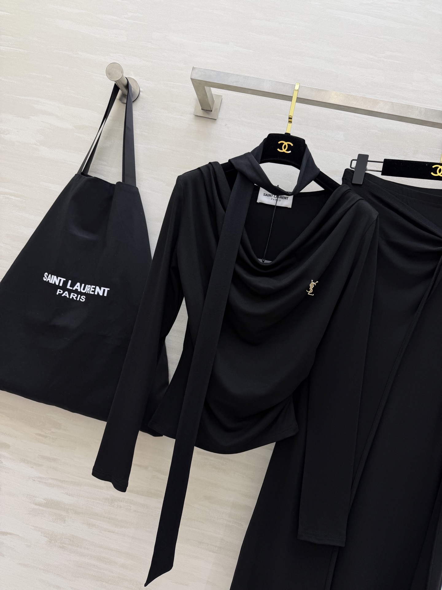 #ysl²⁶新款 清冷高级风 大女主套装裙 把温柔与清冷穿在身上 垂坠感天丝棉面料自带柔光滤镜 荡领+飘