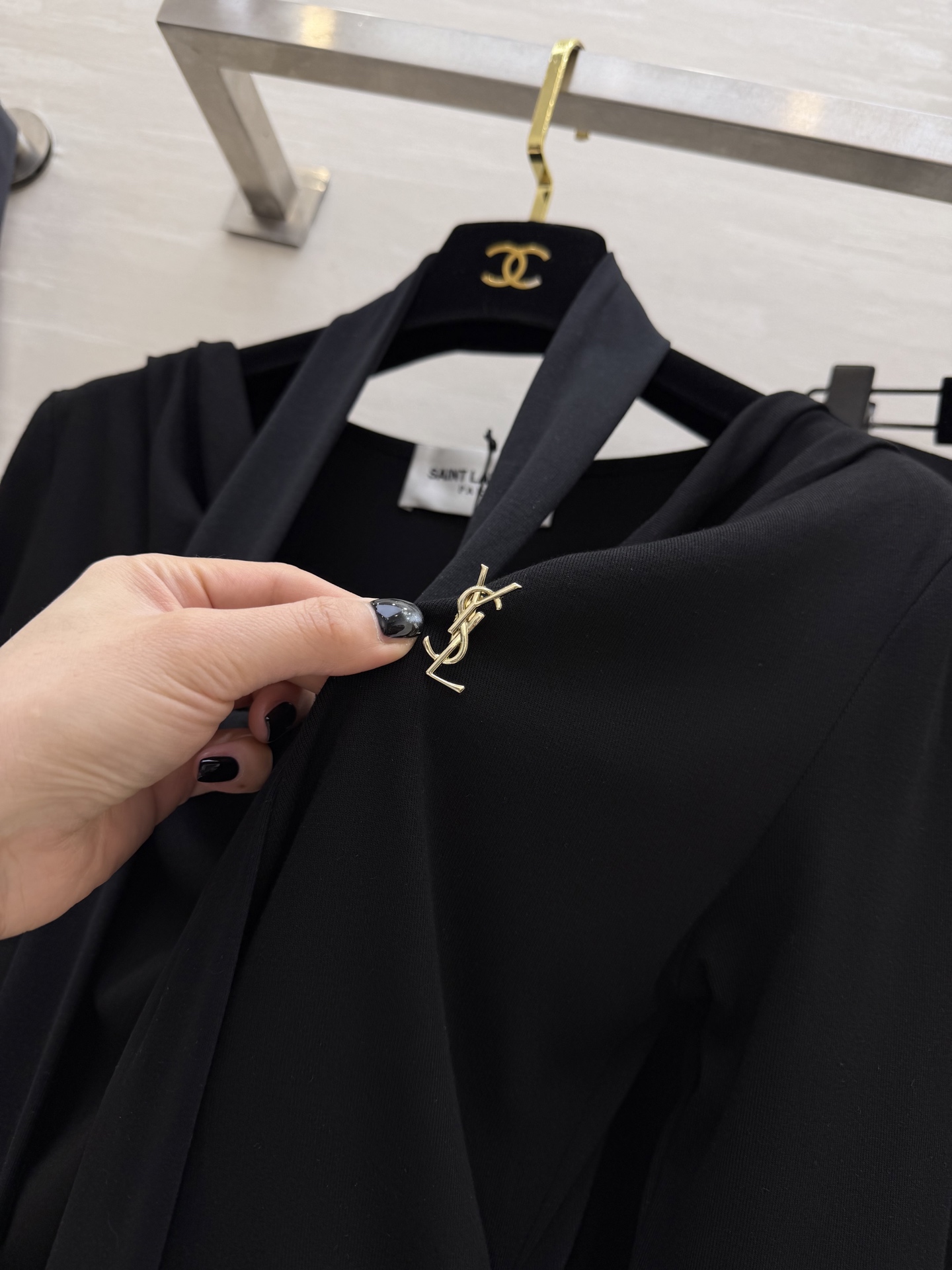 #ysl²⁶新款 清冷高级风 大女主套装裙 把温柔与清冷穿在身上 垂坠感天丝棉面料自带柔光滤镜 荡领+飘