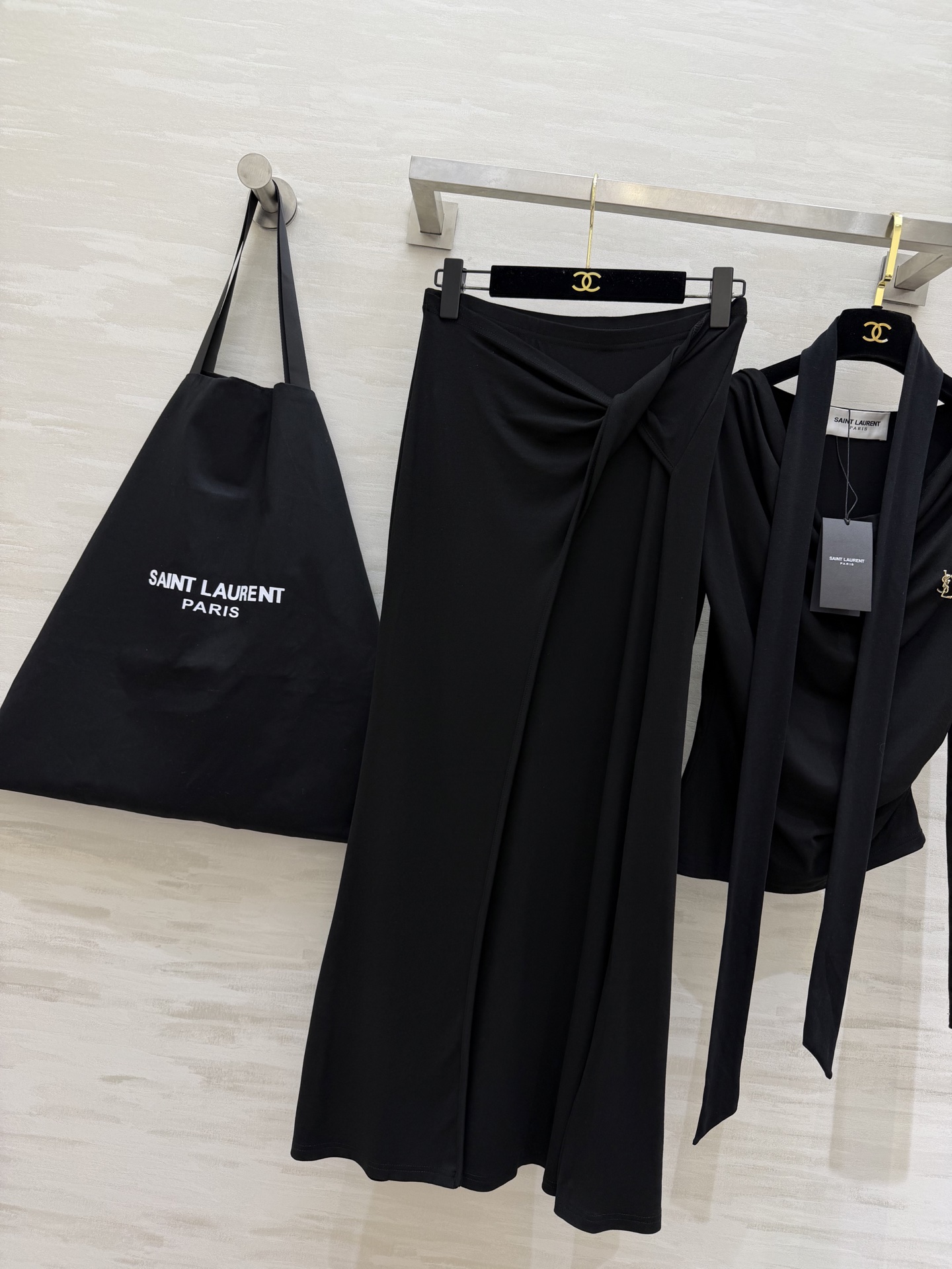 #ysl²⁶新款 清冷高级风 大女主套装裙 把温柔与清冷穿在身上 垂坠感天丝棉面料自带柔光滤镜 荡领+飘