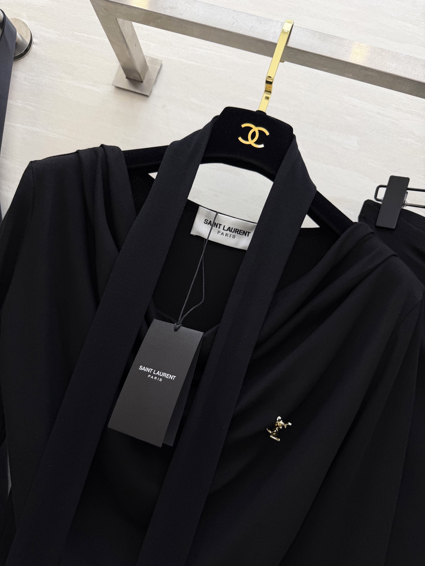 #ysl²⁶新款 清冷高级风 大女主套装裙 把温柔与清冷穿在身上 垂坠感天丝棉面料自带柔光滤镜 荡领+飘