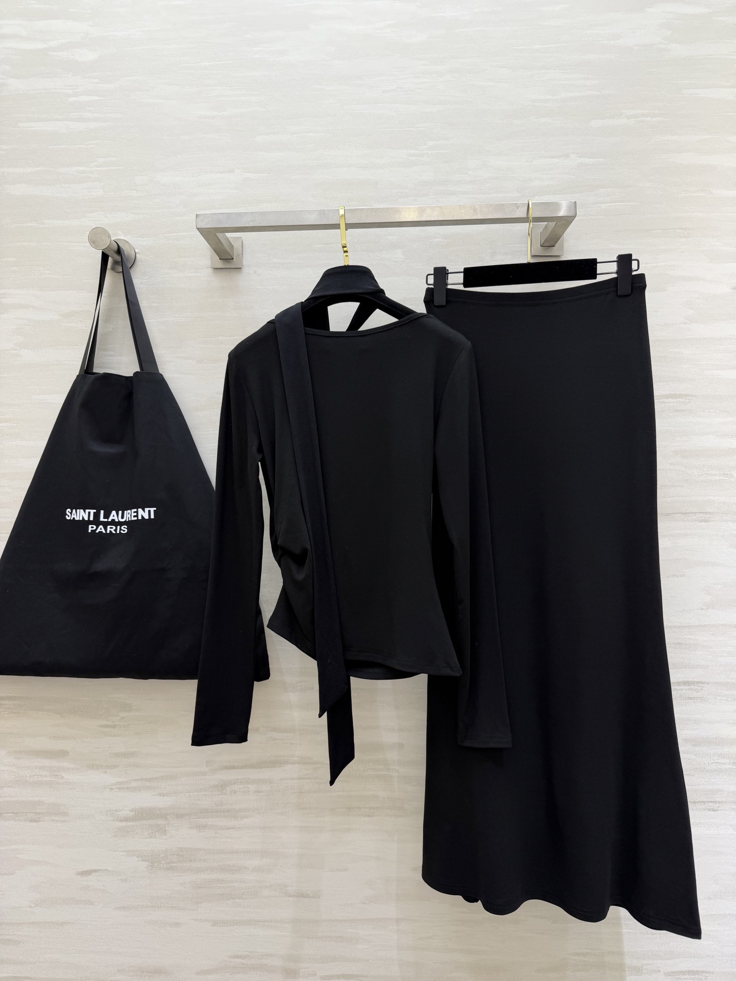 #ysl²⁶新款 清冷高级风 大女主套装裙 把温柔与清冷穿在身上 垂坠感天丝棉面料自带柔光滤镜 荡领+飘