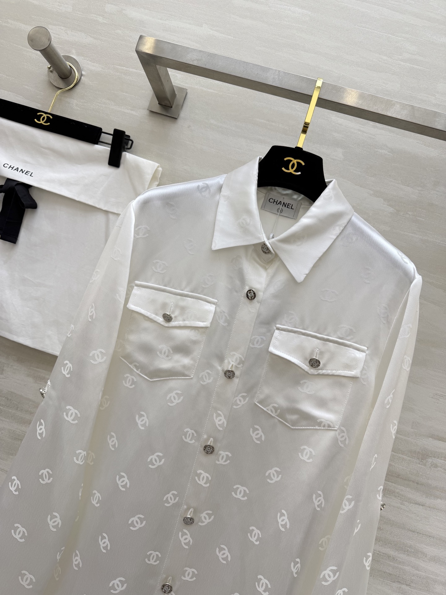 #Chane♡²⁶经典双C提花醋酸真丝衬衣 醋酸缎面质感自带柔光滤镜 满印暗纹低调显贵 翻领+口袋设计利