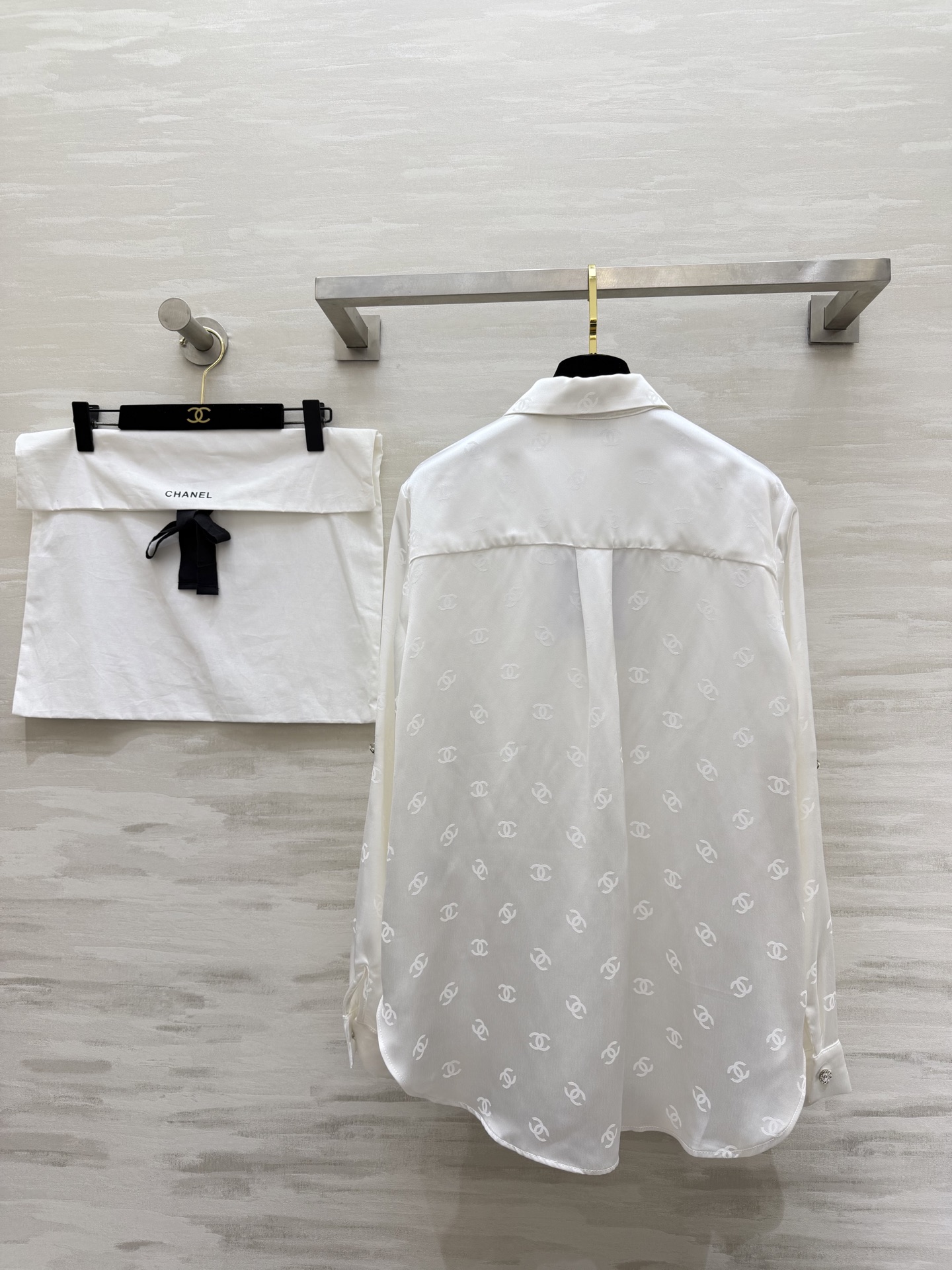 #Chane♡²⁶经典双C提花醋酸真丝衬衣 醋酸缎面质感自带柔光滤镜 满印暗纹低调显贵 翻领+口袋设计利