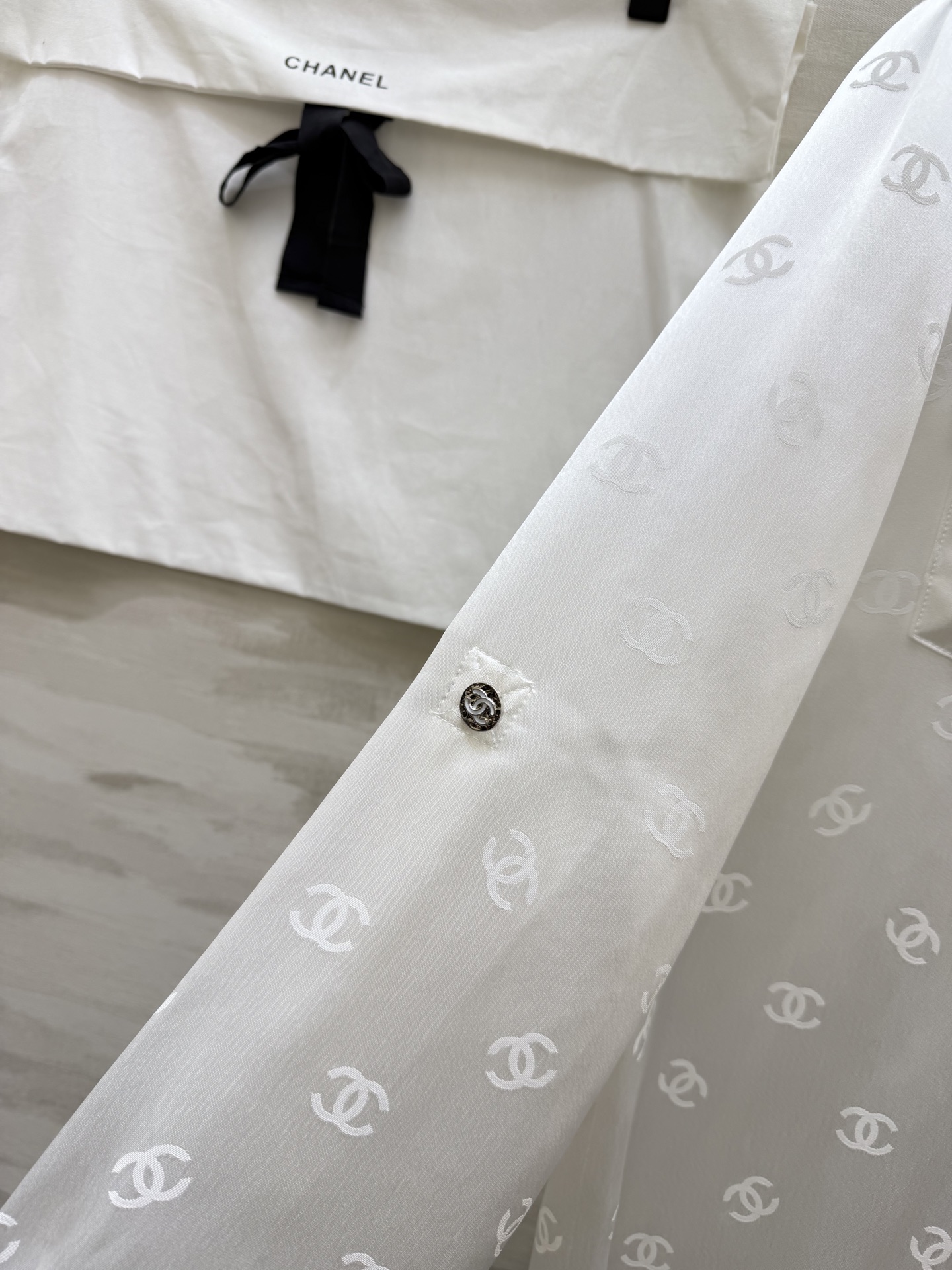 #Chane♡²⁶经典双C提花醋酸真丝衬衣 醋酸缎面质感自带柔光滤镜 满印暗纹低调显贵 翻领+口袋设计利