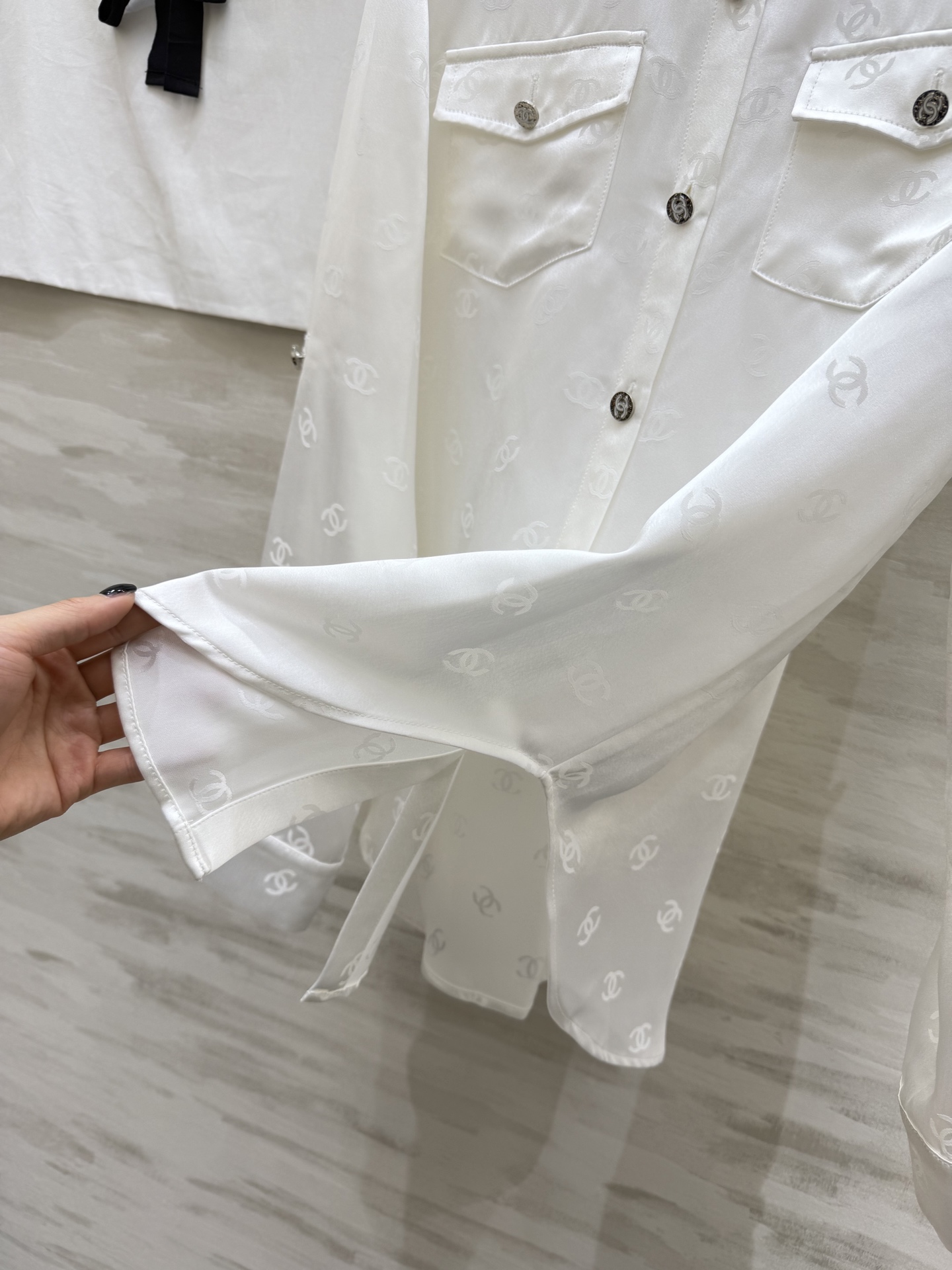 #Chane♡²⁶经典双C提花醋酸真丝衬衣 醋酸缎面质感自带柔光滤镜 满印暗纹低调显贵 翻领+口袋设计利