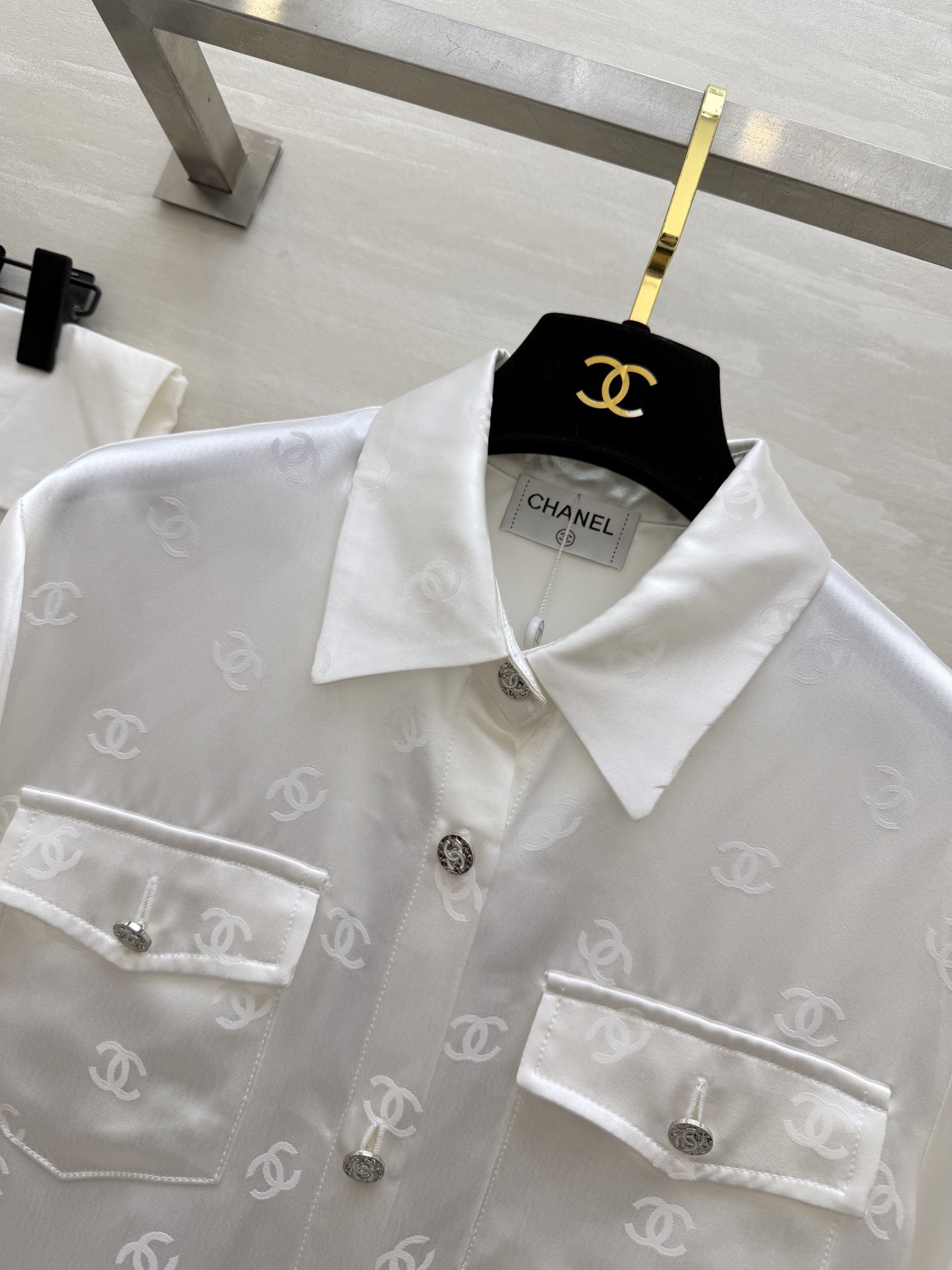 #Chane♡²⁶经典双C提花醋酸真丝衬衣 醋酸缎面质感自带柔光滤镜 满印暗纹低调显贵 翻领+口袋设计利