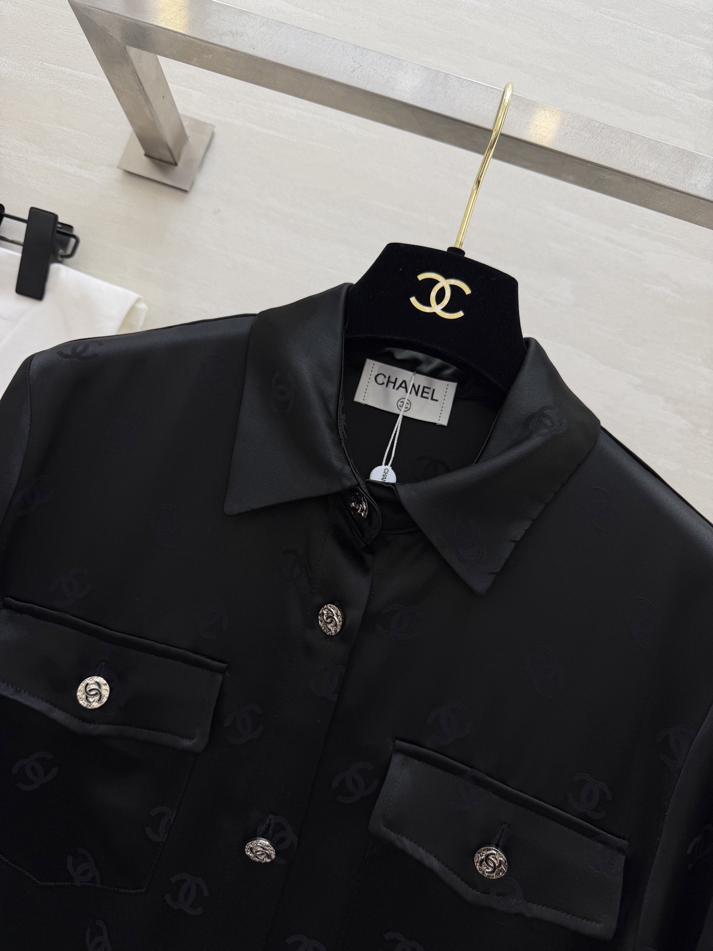 #Chane♡²⁶经典双C提花醋酸真丝衬衣 醋酸缎面质感自带柔光滤镜 满印暗纹低调显贵 翻领+口袋设计利