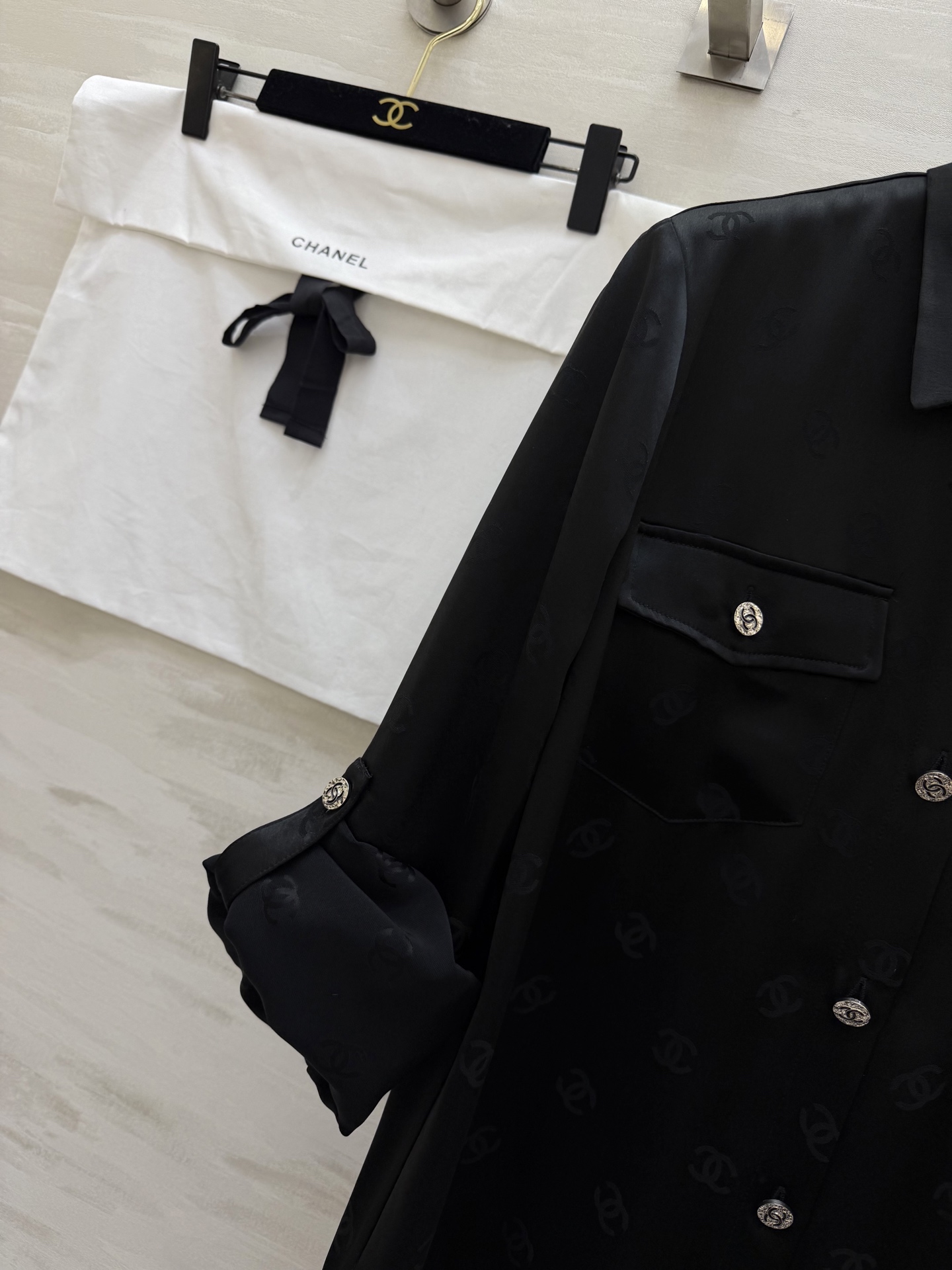 #Chane♡²⁶经典双C提花醋酸真丝衬衣 醋酸缎面质感自带柔光滤镜 满印暗纹低调显贵 翻领+口袋设计利