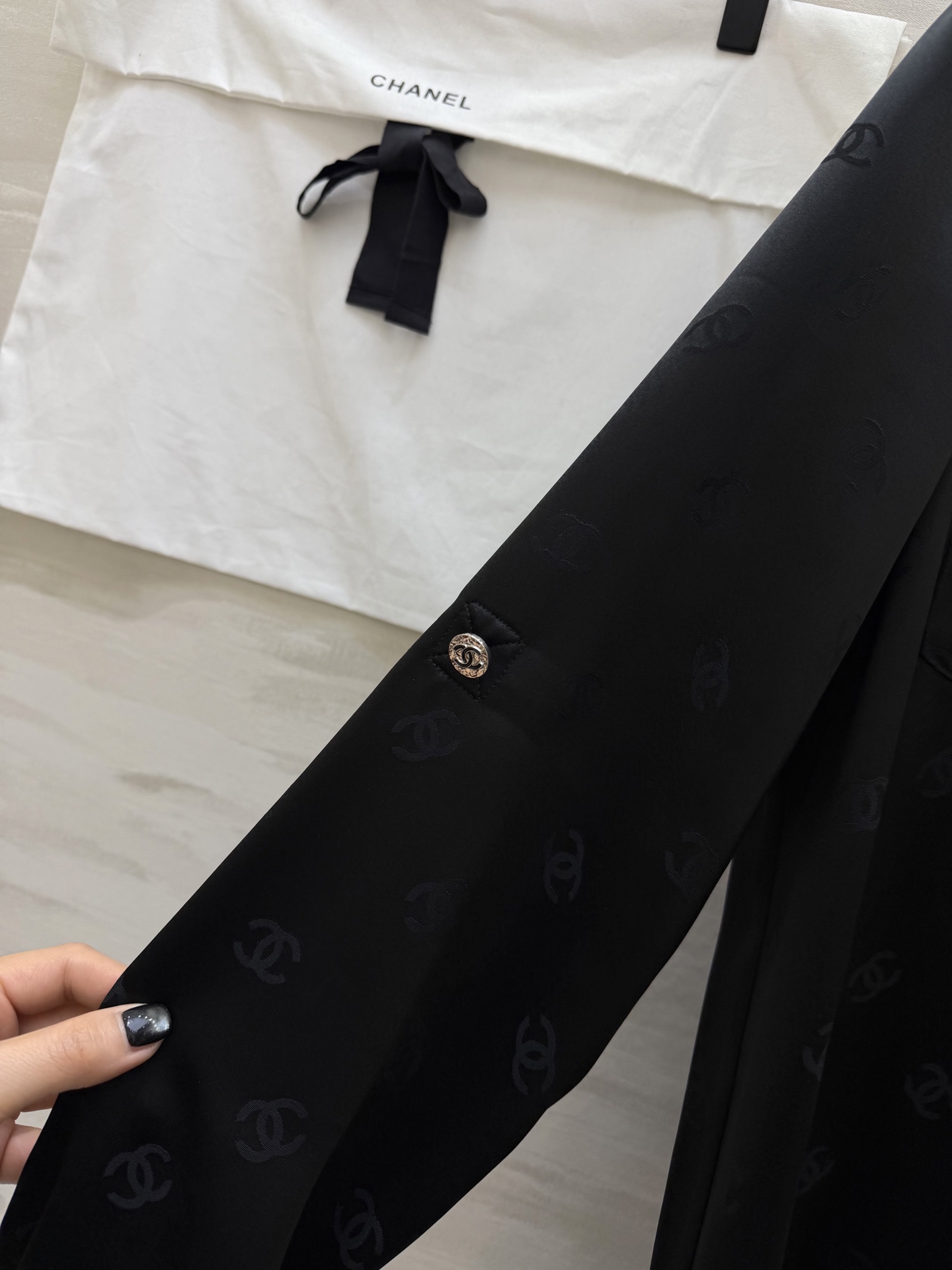 #Chane♡²⁶经典双C提花醋酸真丝衬衣 醋酸缎面质感自带柔光滤镜 满印暗纹低调显贵 翻领+口袋设计利